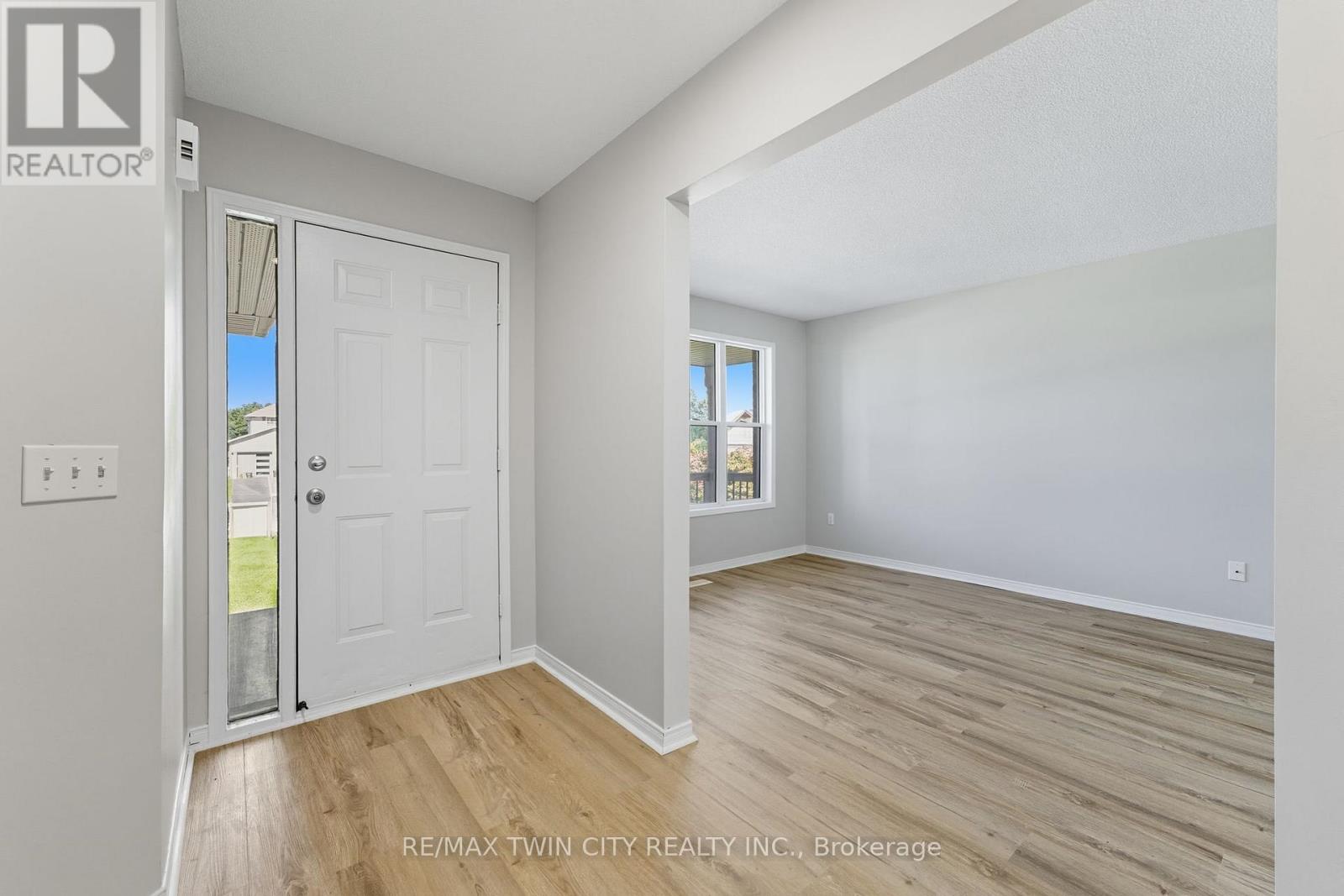 16 Jones Court, North Dumfries, Ontario  N0B 1E0 - Photo 6 - X12443752