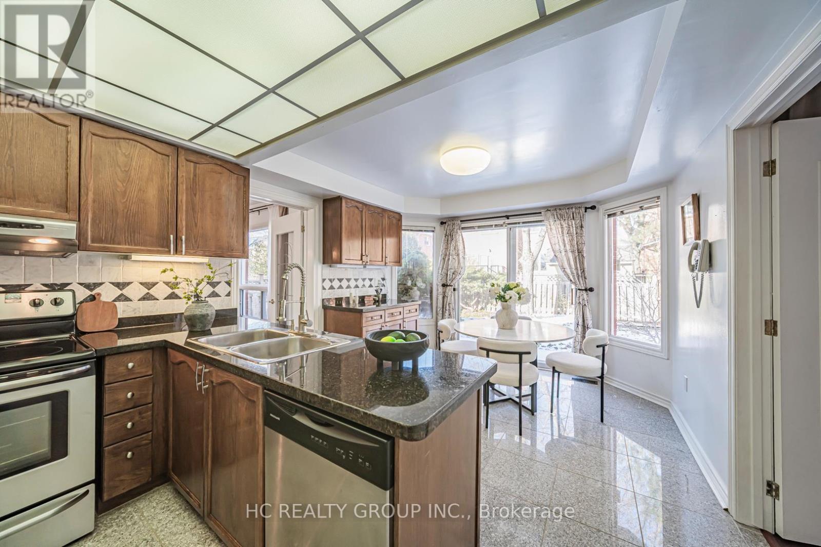 2066 Pineview Drive, Oakville, Ontario  L6H 5M4 - Photo 17 - W12641402