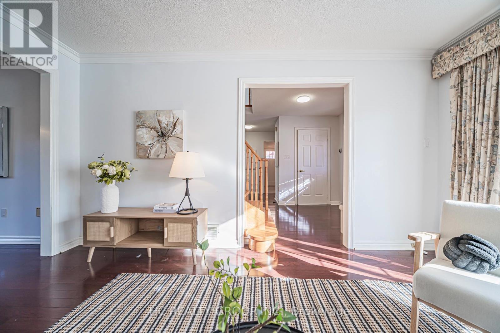 2066 Pineview Drive, Oakville, Ontario  L6H 5M4 - Photo 4 - W12641402