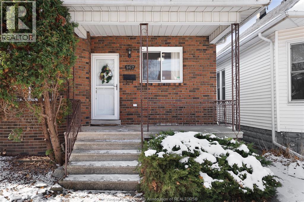 967 Gladstone, Windsor, Ontario N9A 2R5 - Photo 3 - 25031855