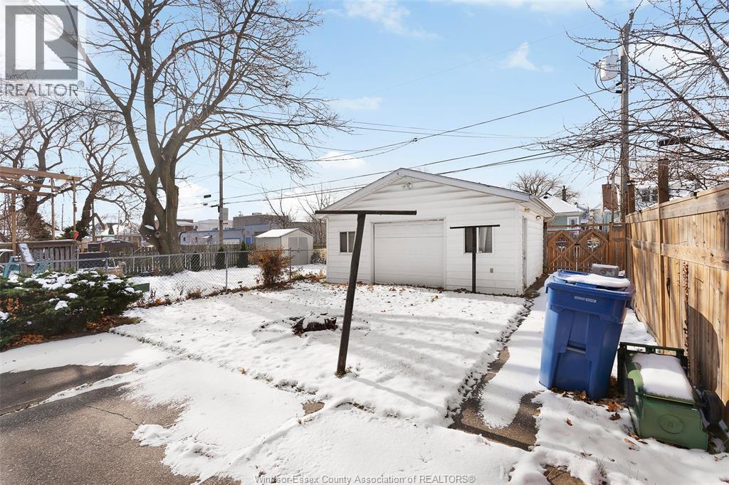 967 Gladstone, Windsor, Ontario N9A 2R5 - Photo 4 - 25031855