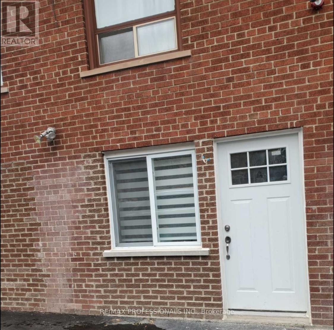 102 Stephen Drive, Toronto, Ontario  M8Y 3N3 - Photo 3 - W12641478