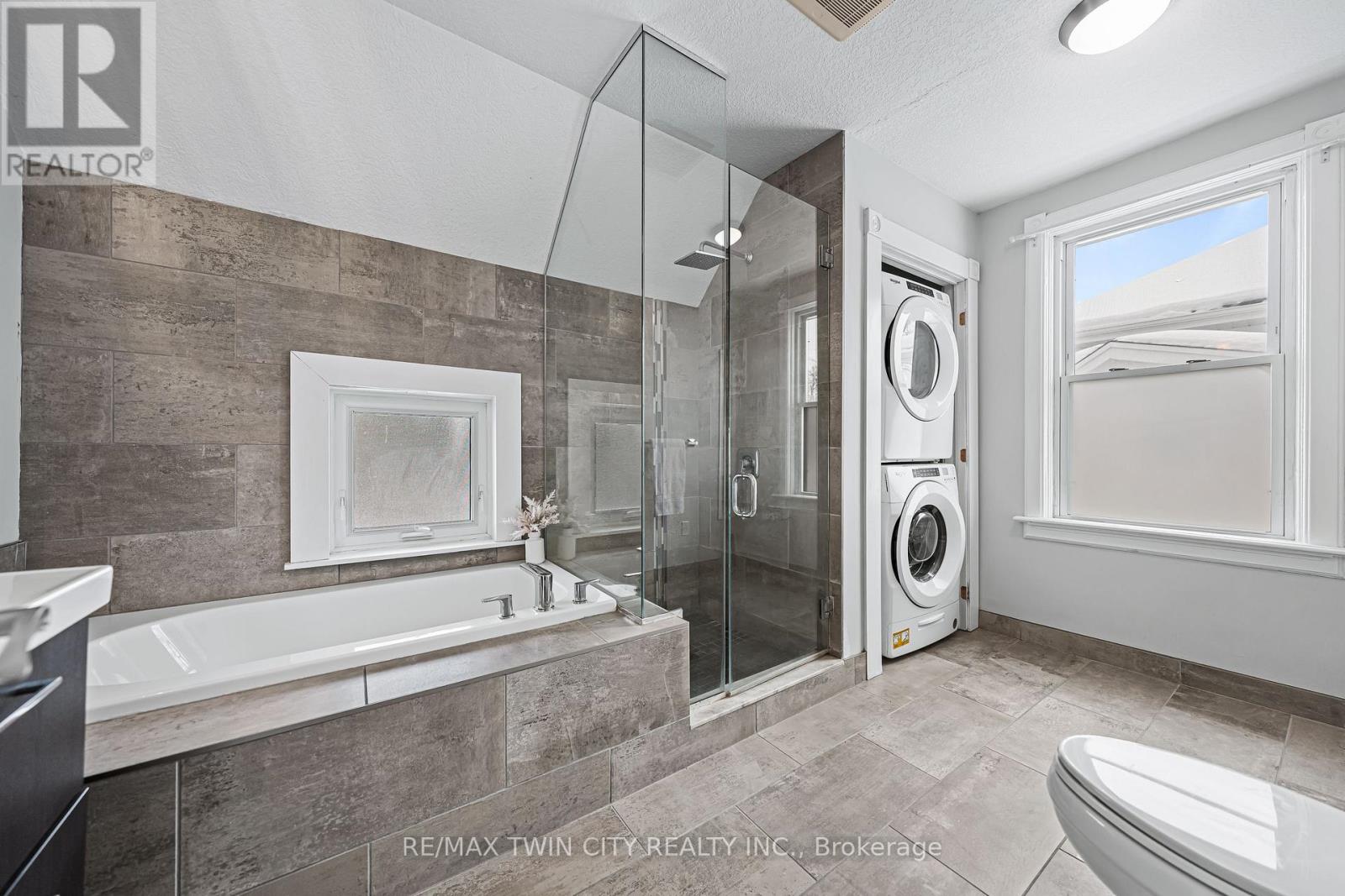 11 Heins Avenue, Kitchener, Ontario  N2G 1Z7 - Photo 31 - X12641440