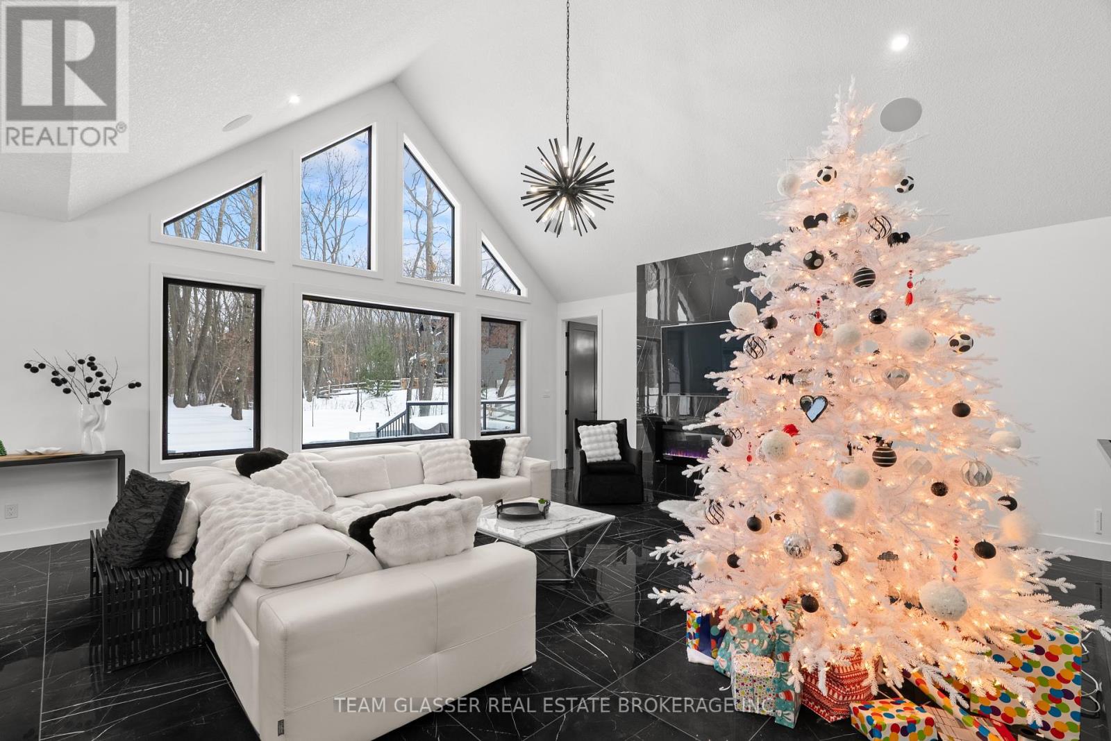 10143 Pinery Bluffs Road, Lambton Shores, Ontario  N0M 1T0 - Photo 12 - X12641572