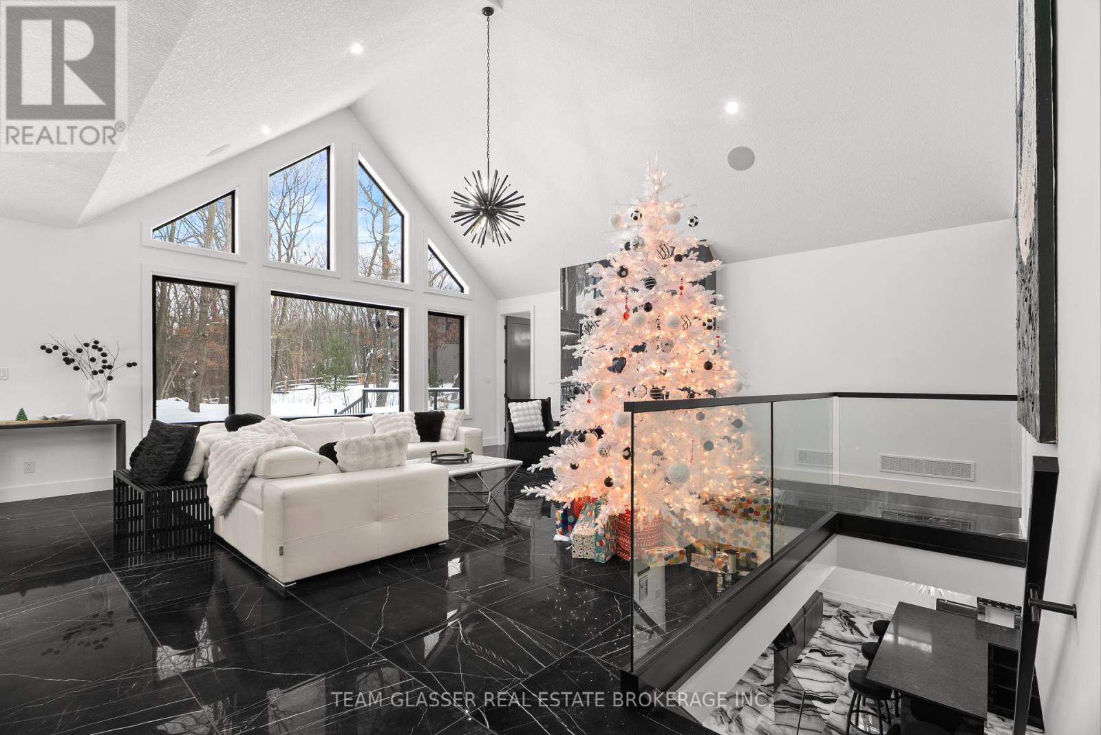 10143 Pinery Bluffs Road, Lambton Shores, Ontario  N0M 1T0 - Photo 13 - X12641572