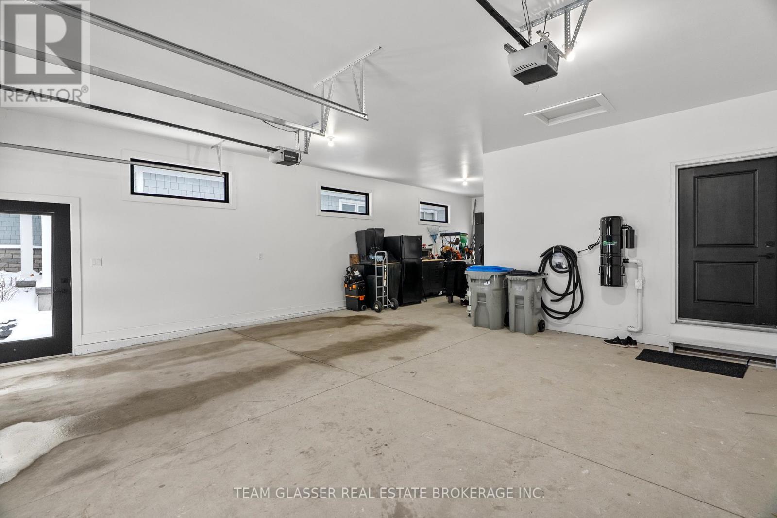 10143 Pinery Bluffs Road, Lambton Shores, Ontario  N0M 1T0 - Photo 43 - X12641572