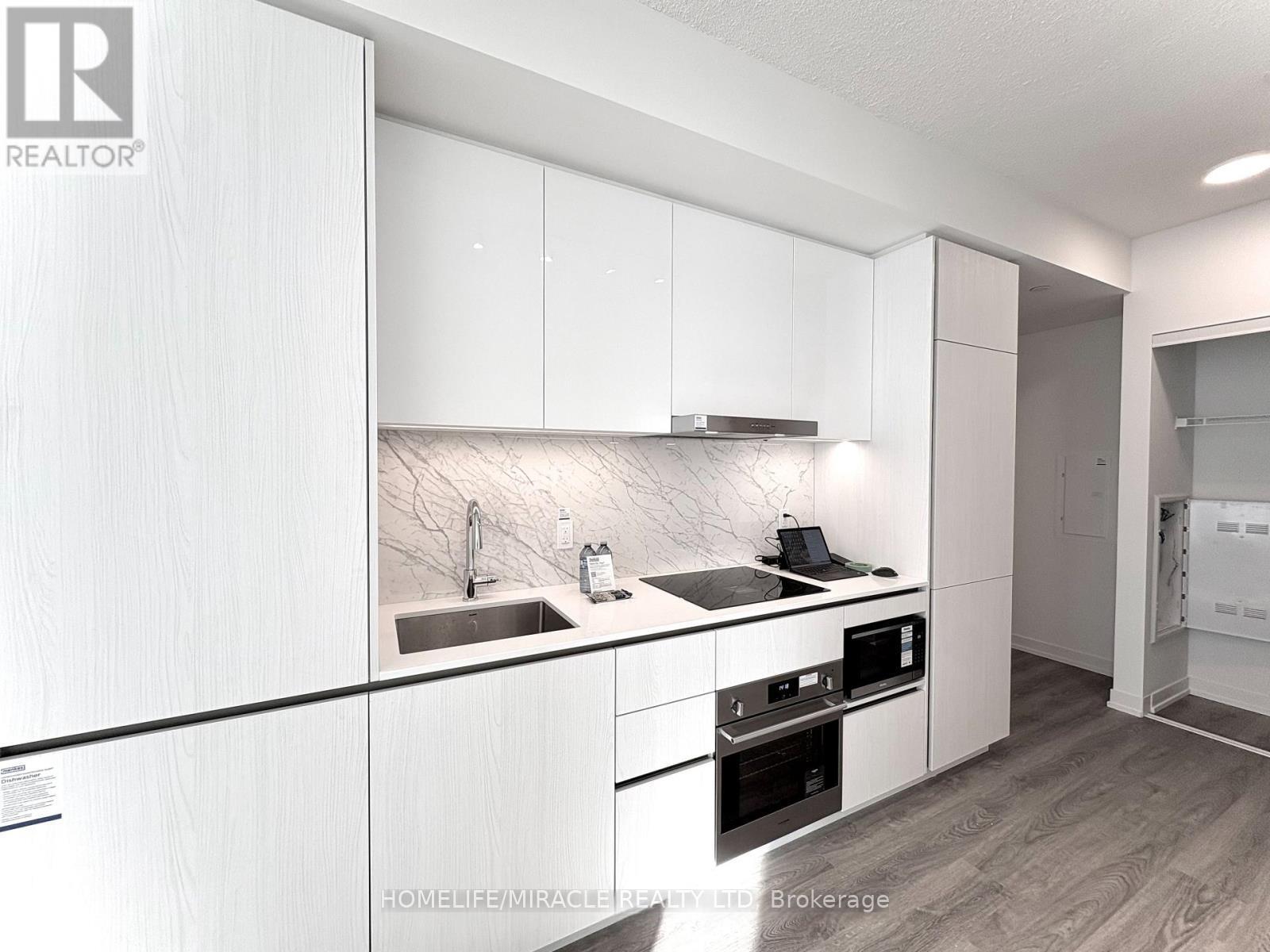 2201 - 8 Interchange Way, Vaughan, Ontario  L4K 4Z7 - Photo 2 - N12641296