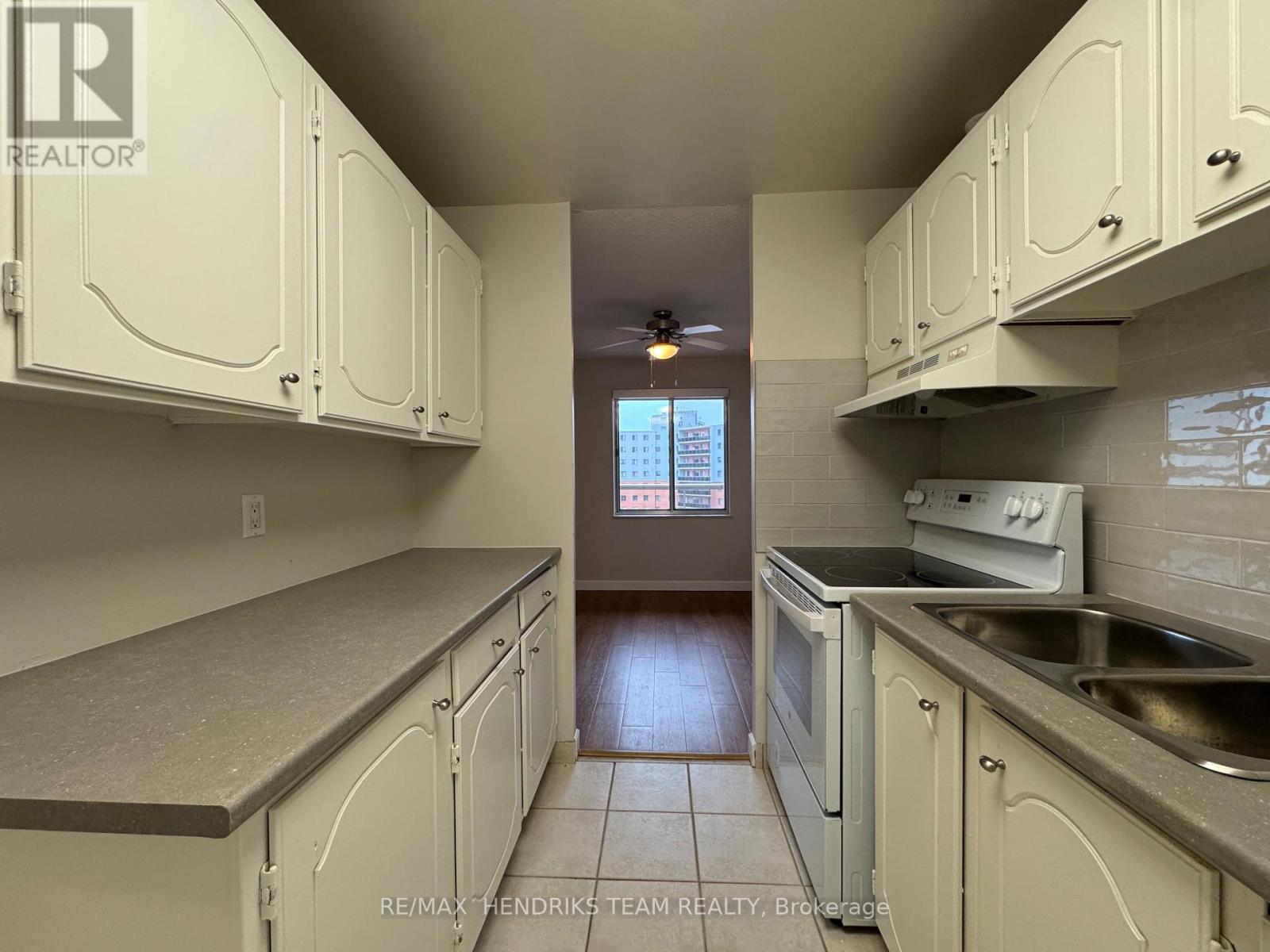 708 - 610 Lake Street, St. Catharines, Ontario  L2N 5T1 - Photo 4 - X12641576