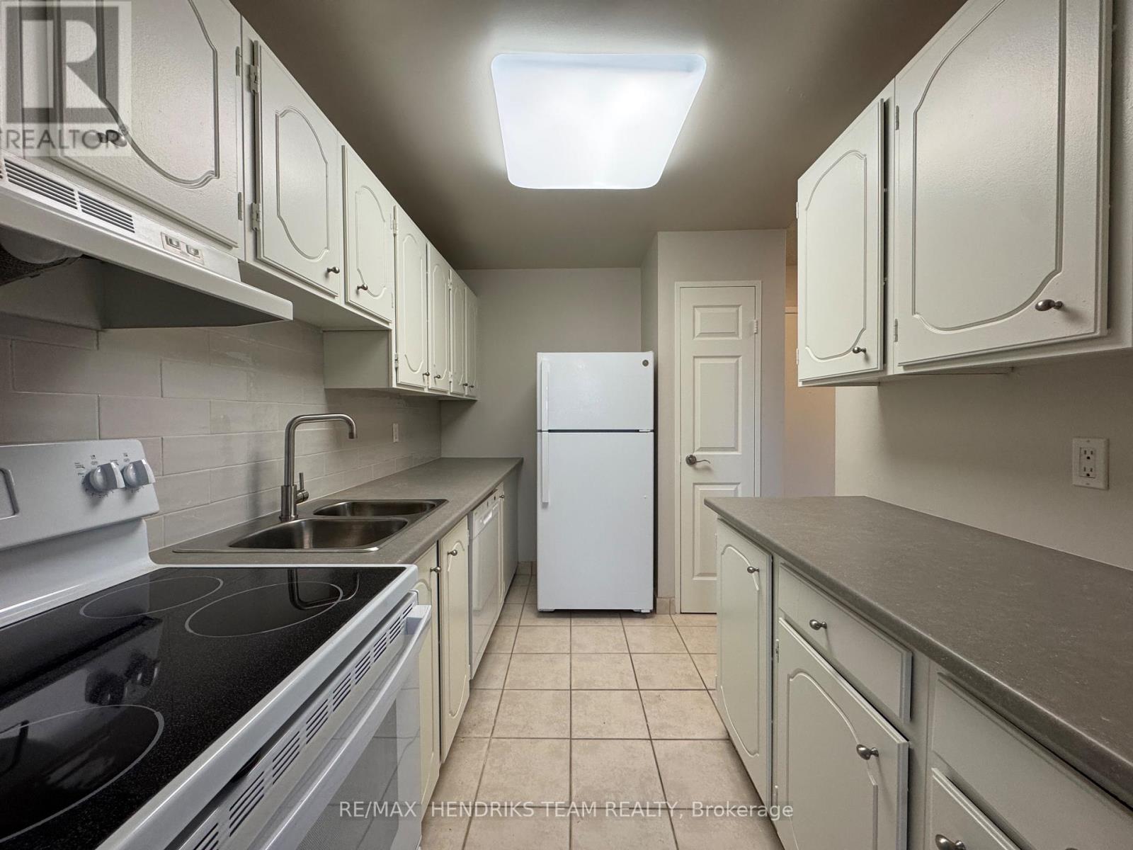 708 - 610 Lake Street, St. Catharines, Ontario  L2N 5T1 - Photo 5 - X12641576