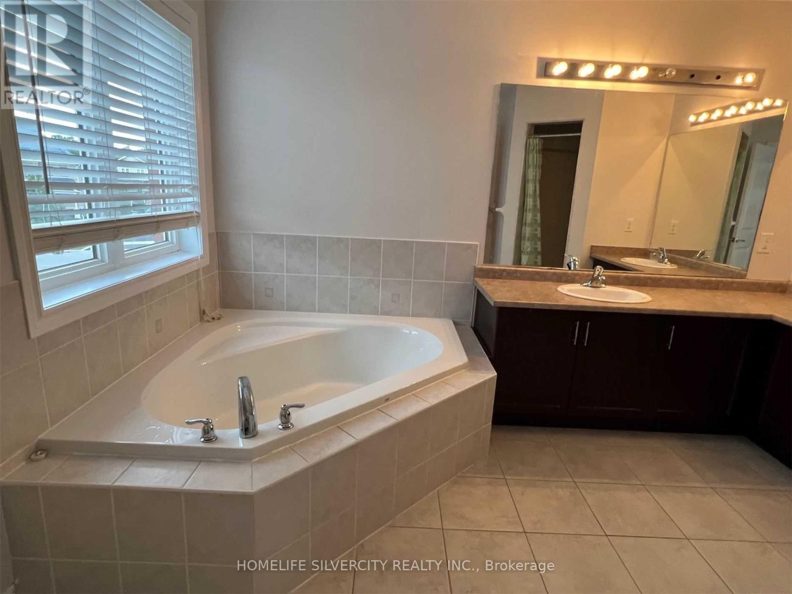 87 Summitgreen Crescent, Brampton, Ontario  L6R 0T6 - Photo 11 - W12641560