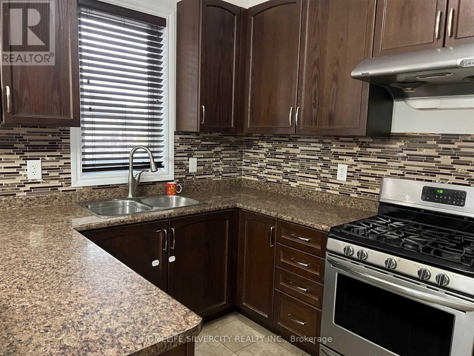 87 Summitgreen Crescent, Brampton, Ontario  L6R 0T6 - Photo 5 - W12641560