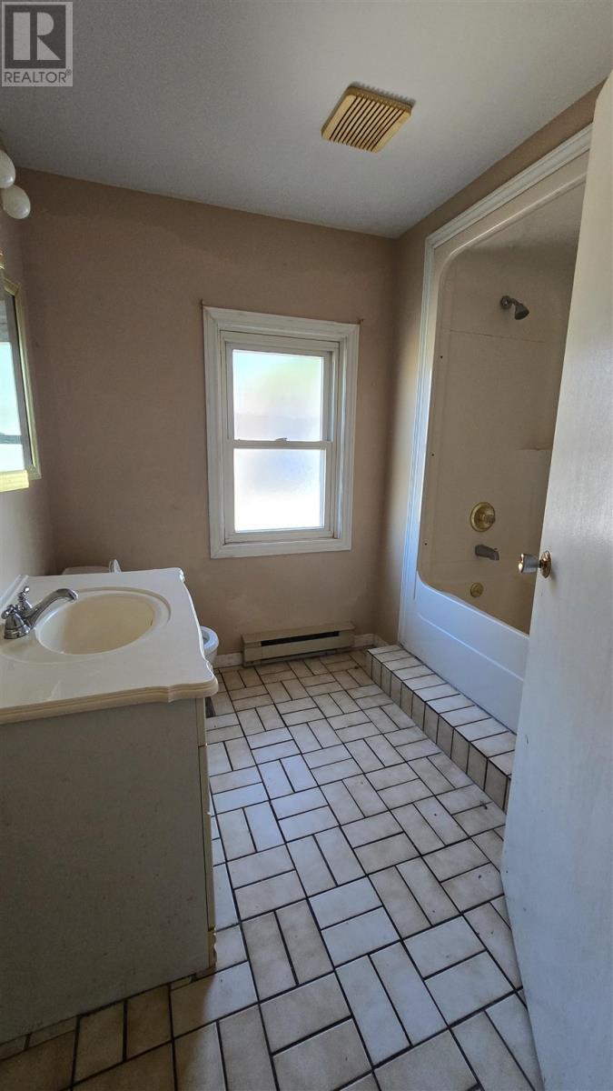 35 Albert St E, Sault Ste. Marie, Ontario  P6A 2H7 - Photo 11 - SM253429