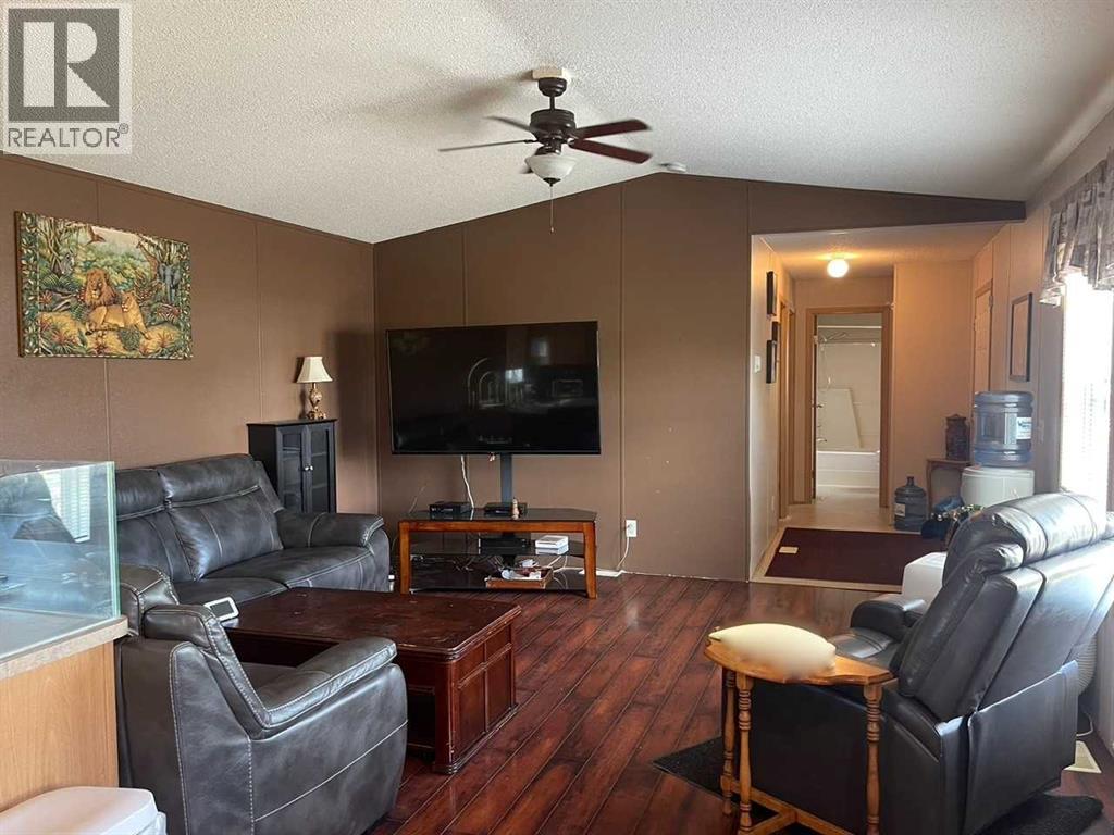 1549 15 Streetcrescent, Wainwright, Alberta  T9W 1K8 - Photo 2 - A2250603