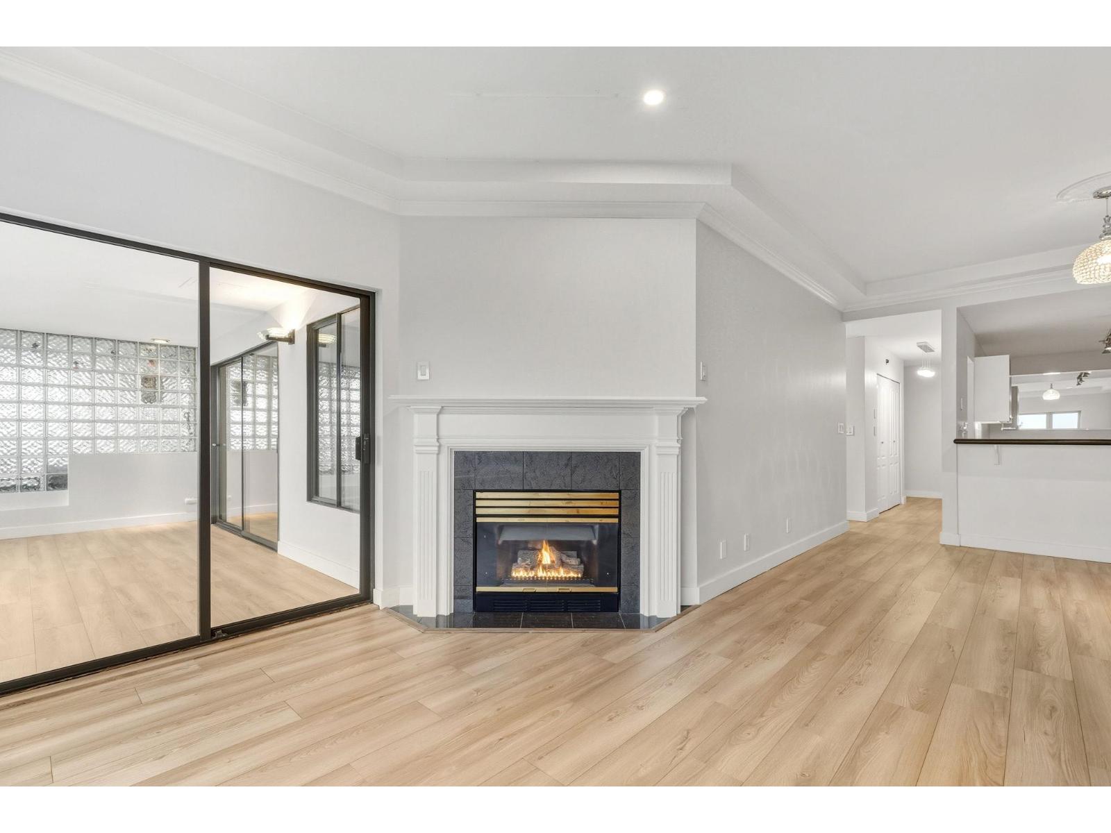 204 15176 Buena Vista Avenue, White Rock, British Columbia  V4B 1Y3 - Photo 3 - R3074456