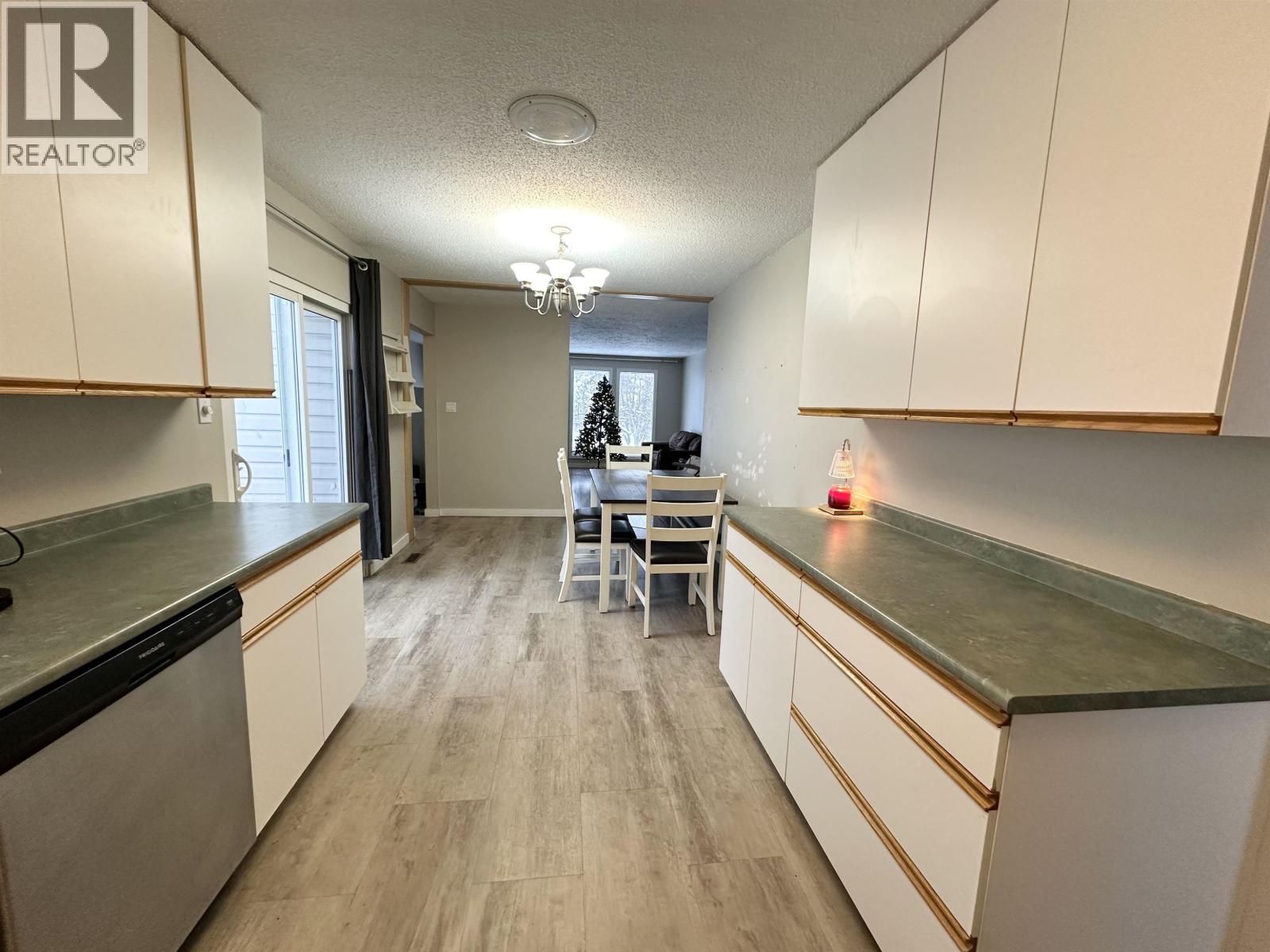 10708 104 Avenue, Fort St. John, British Columbia  V1J 2L3 - Photo 5 - R3074370