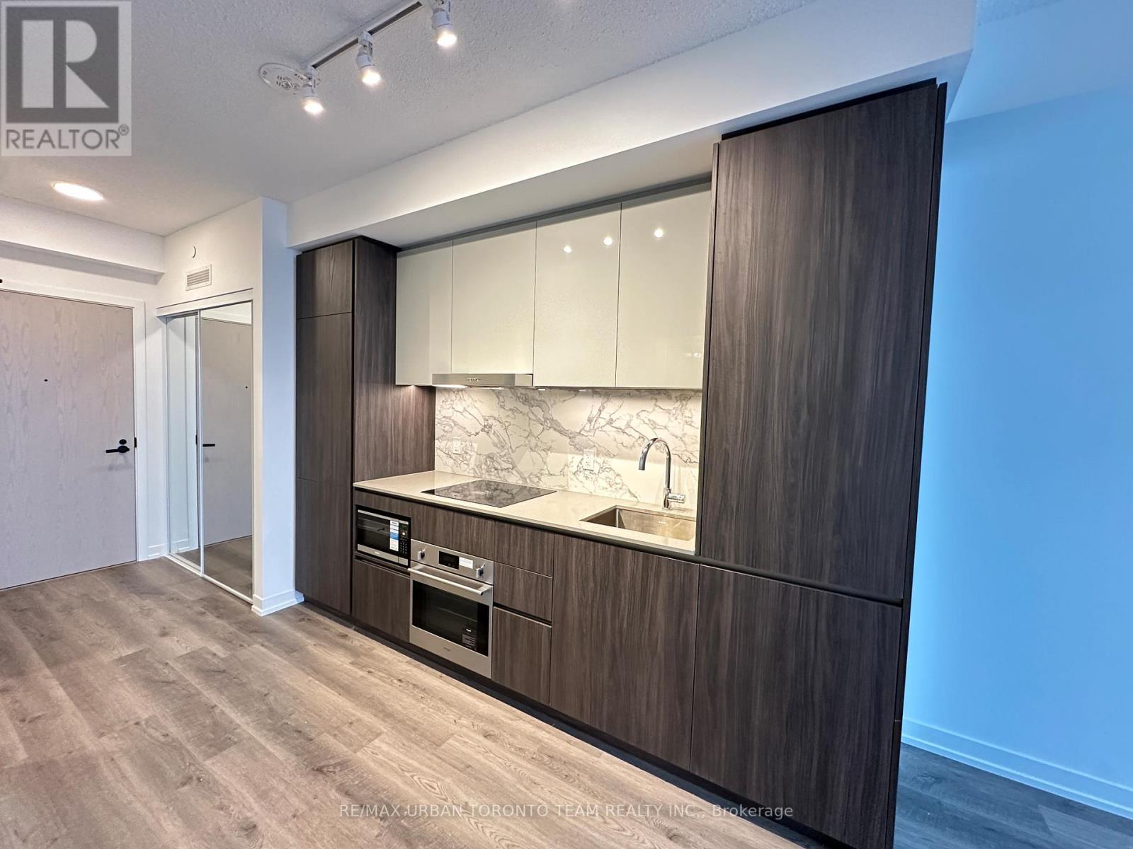 3011 - 8 Interchange Way, Vaughan, Ontario  L4K 5Z7 - Photo 3 - N12641640