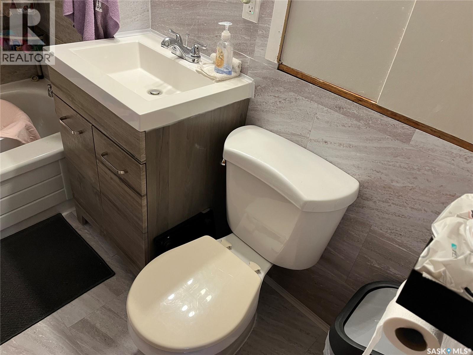 220 5th Avenue E, Gravelbourg, Saskatchewan  S0H 1X0 - Photo 17 - SK025781