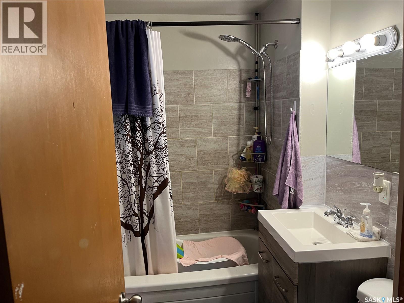 220 5th Avenue E, Gravelbourg, Saskatchewan  S0H 1X0 - Photo 18 - SK025781