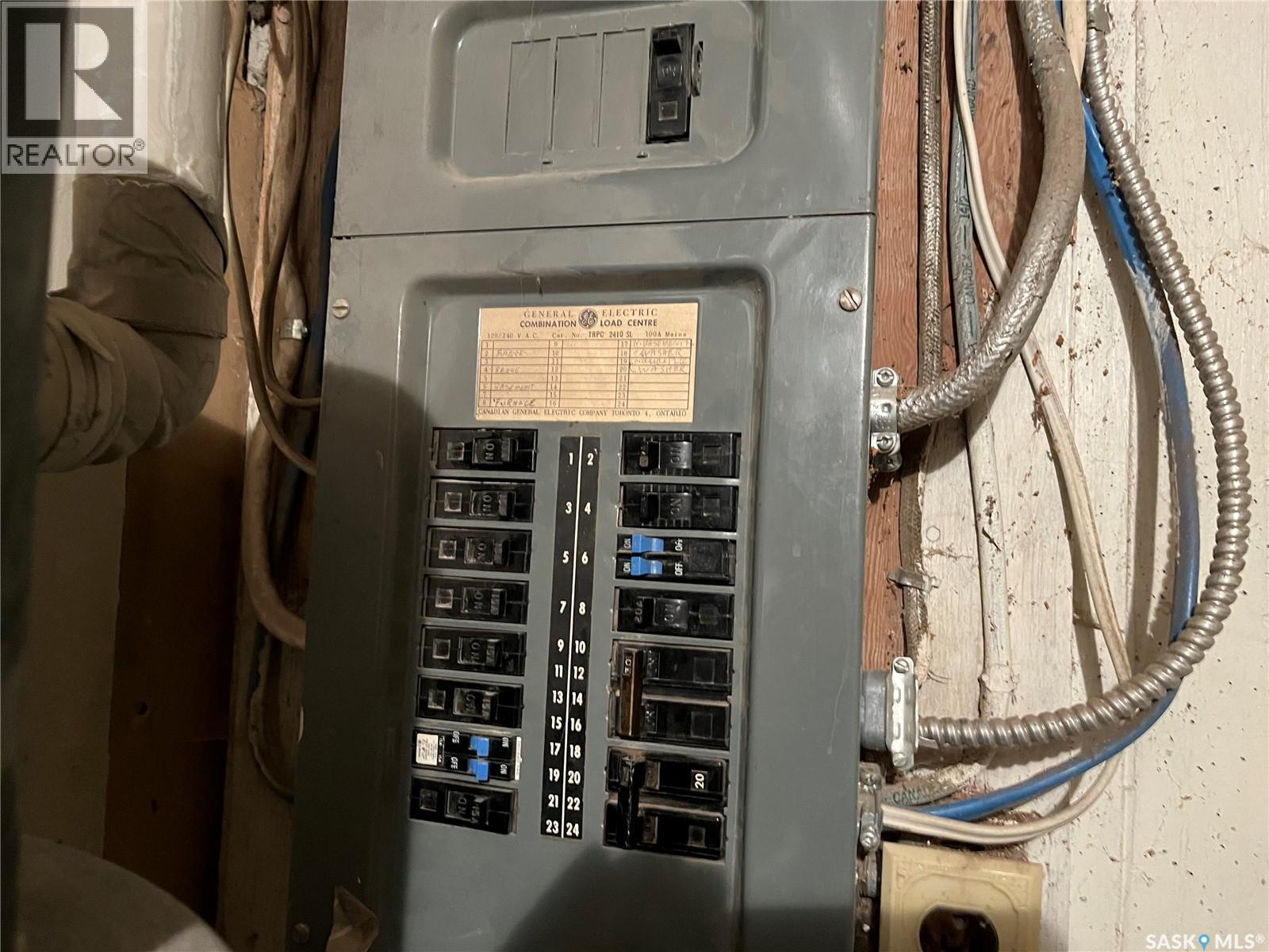 220 5th Avenue E, Gravelbourg, Saskatchewan  S0H 1X0 - Photo 33 - SK025781