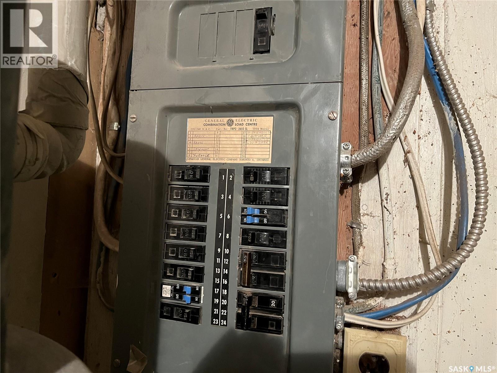 220 5th Avenue E, Gravelbourg, Saskatchewan  S0H 1X0 - Photo 34 - SK025781