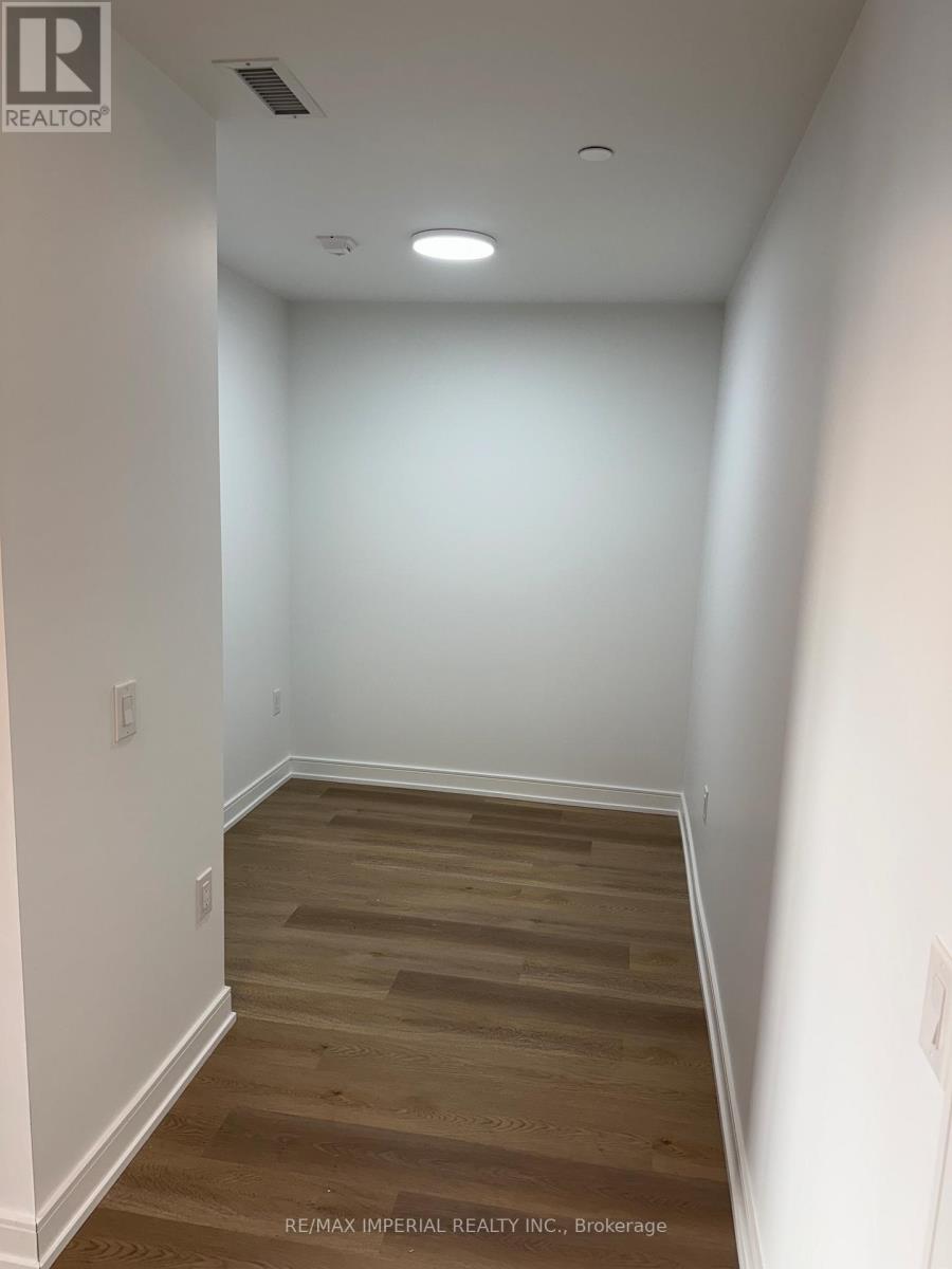 1215 - 3009 Novar Road, Mississauga, Ontario  L5B 1H7 - Photo 4 - W12640830