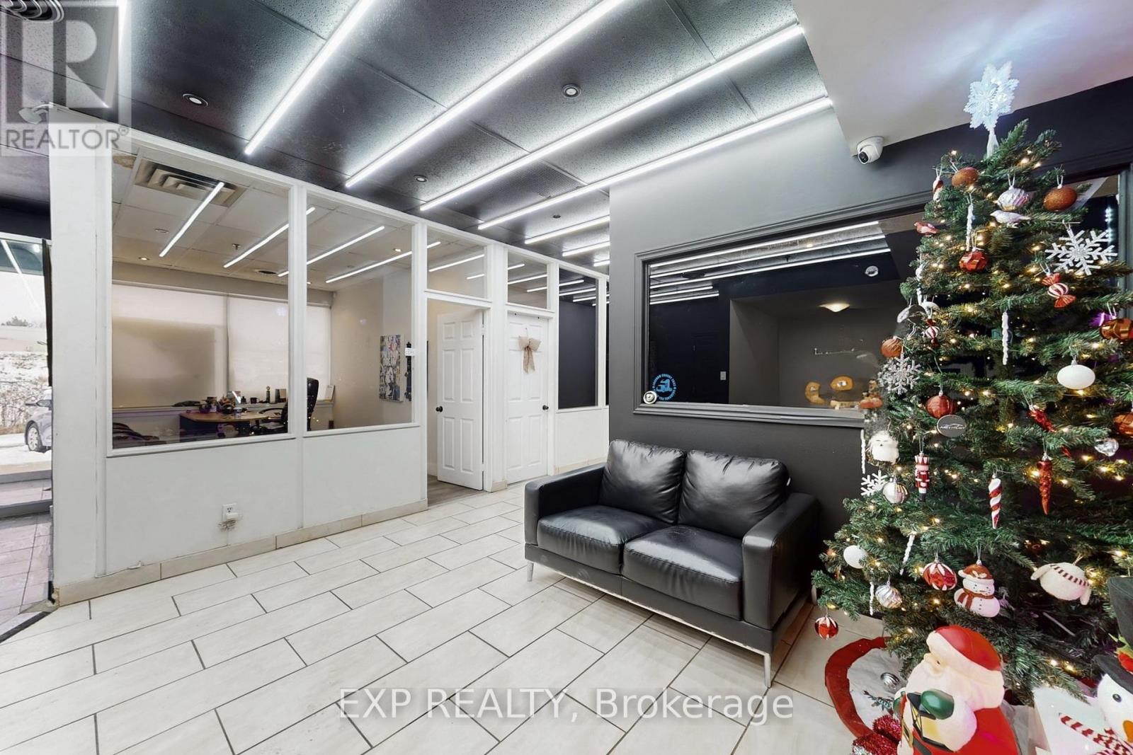 35 Stoffel Drive, Toronto, Ontario  M9W 1A8 - Photo 10 - W12641626