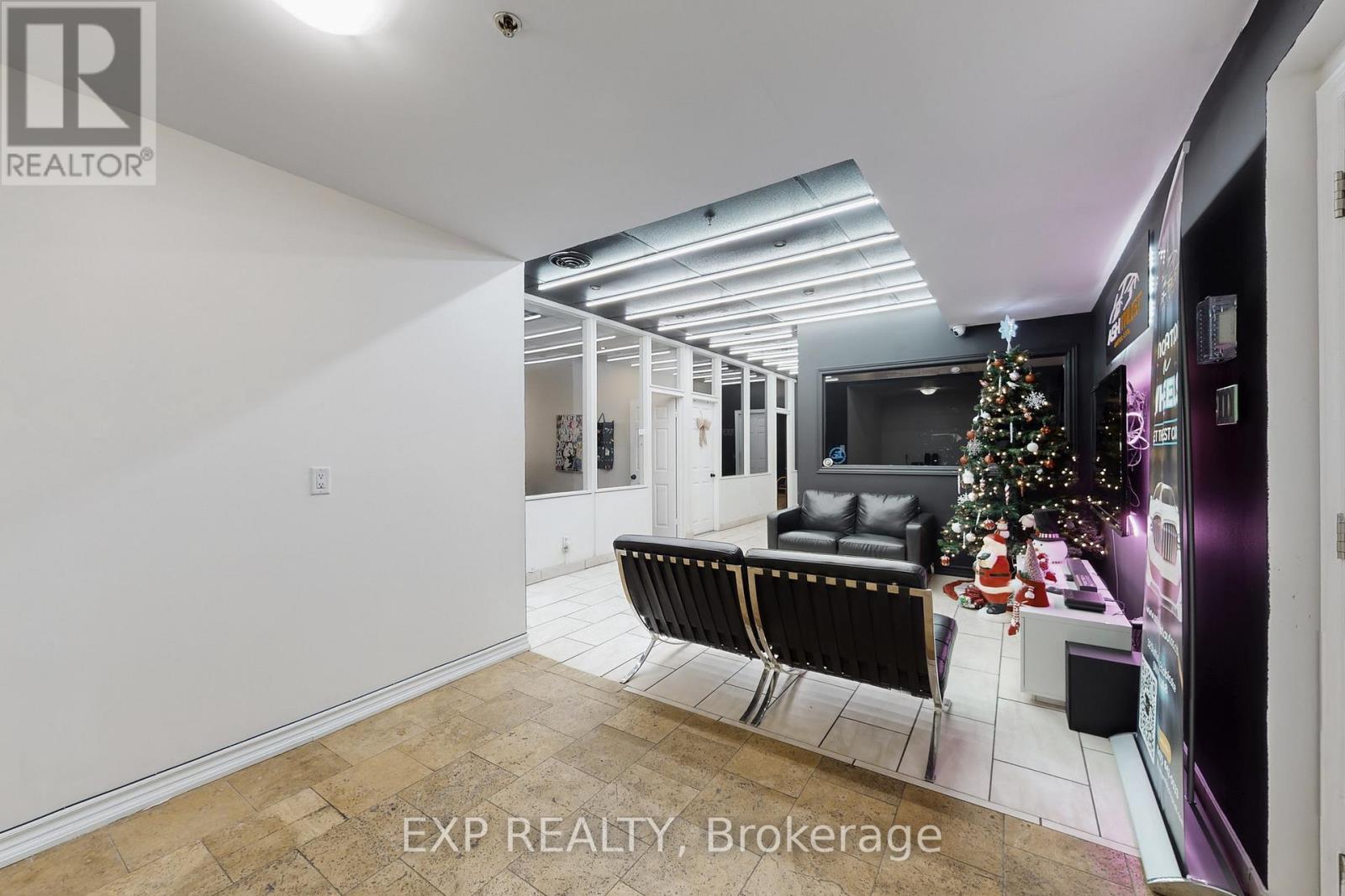 35 Stoffel Drive, Toronto, Ontario  M9W 1A8 - Photo 13 - W12641626