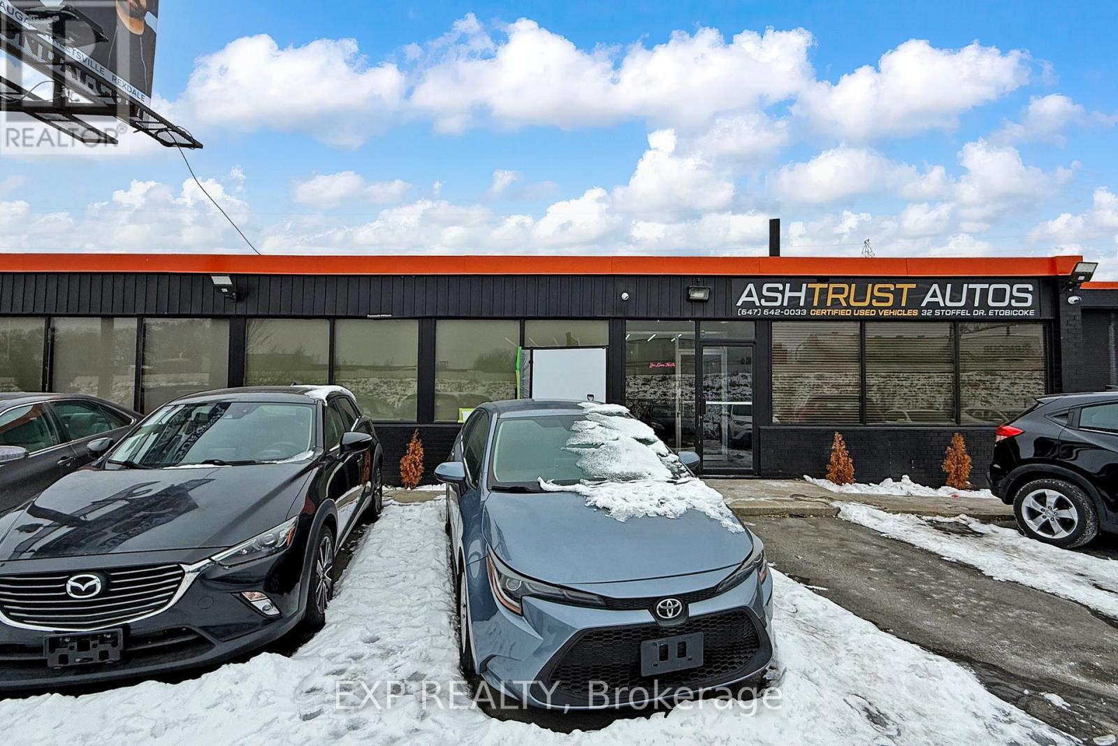 35 Stoffel Drive, Toronto, Ontario  M9W 1A8 - Photo 2 - W12641626