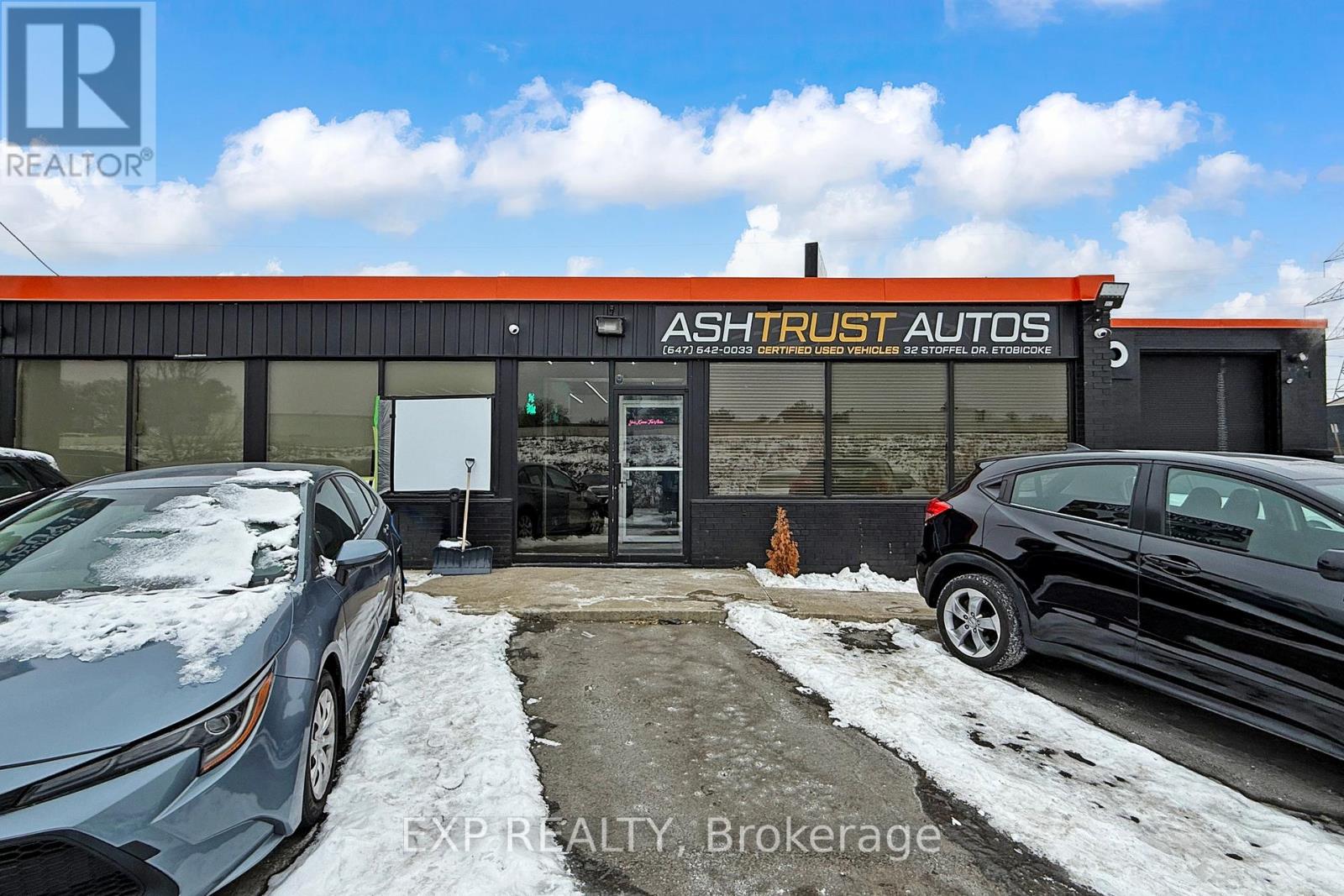 35 Stoffel Drive, Toronto, Ontario  M9W 1A8 - Photo 37 - W12641626