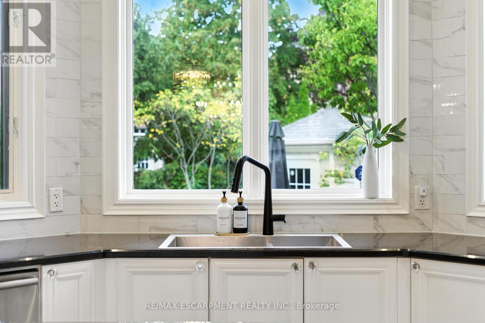 691 Merlot Court, Mississauga, Ontario  L5H 4M4 - Photo 14 - W12641638