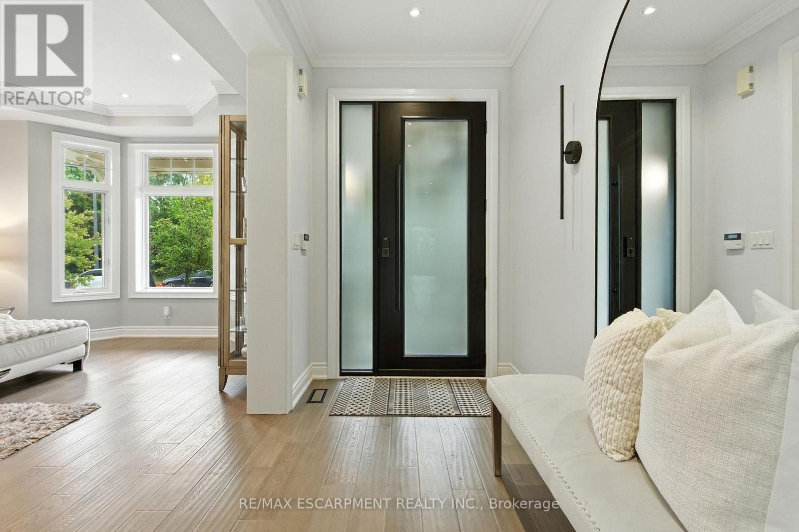 691 Merlot Court, Mississauga, Ontario  L5H 4M4 - Photo 4 - W12641638