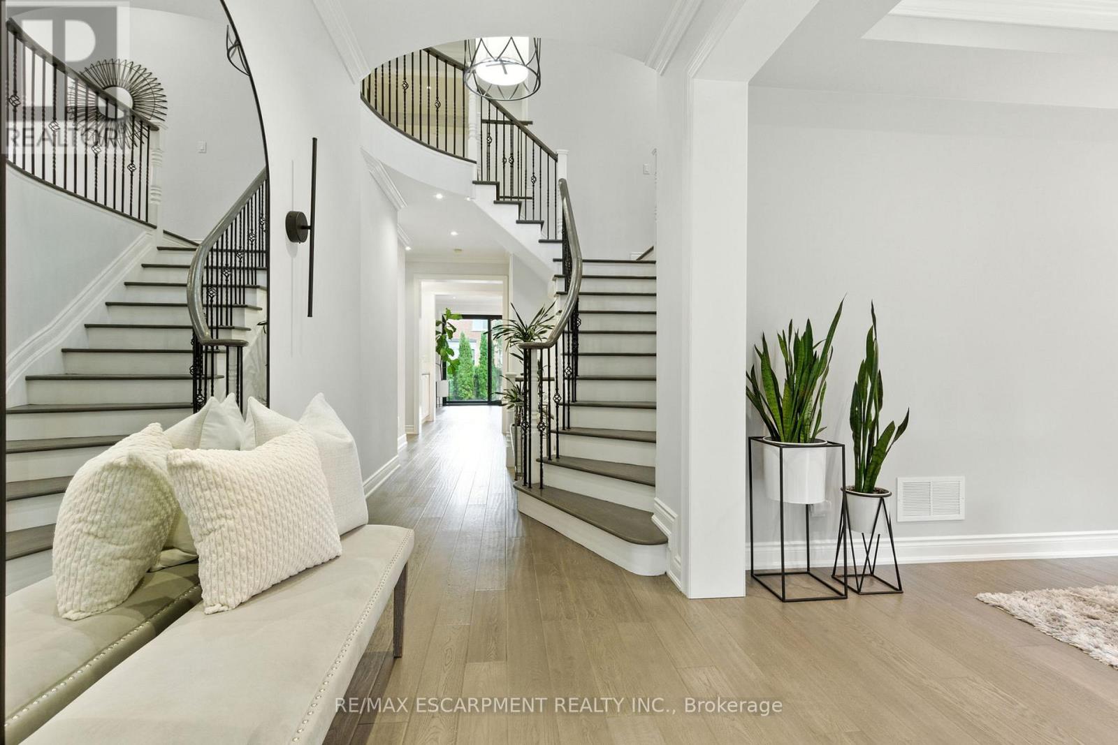 691 Merlot Court, Mississauga, Ontario  L5H 4M4 - Photo 5 - W12641638