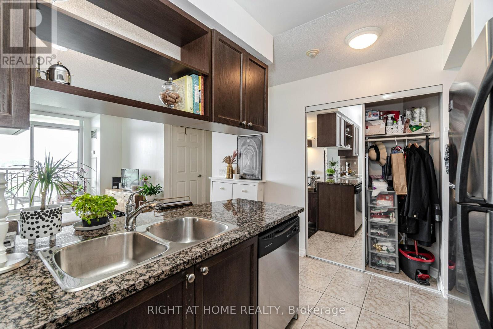 802 - 2325 Central Park Drive, Oakville, Ontario  L6H 0E5 - Photo 8 - W12641694