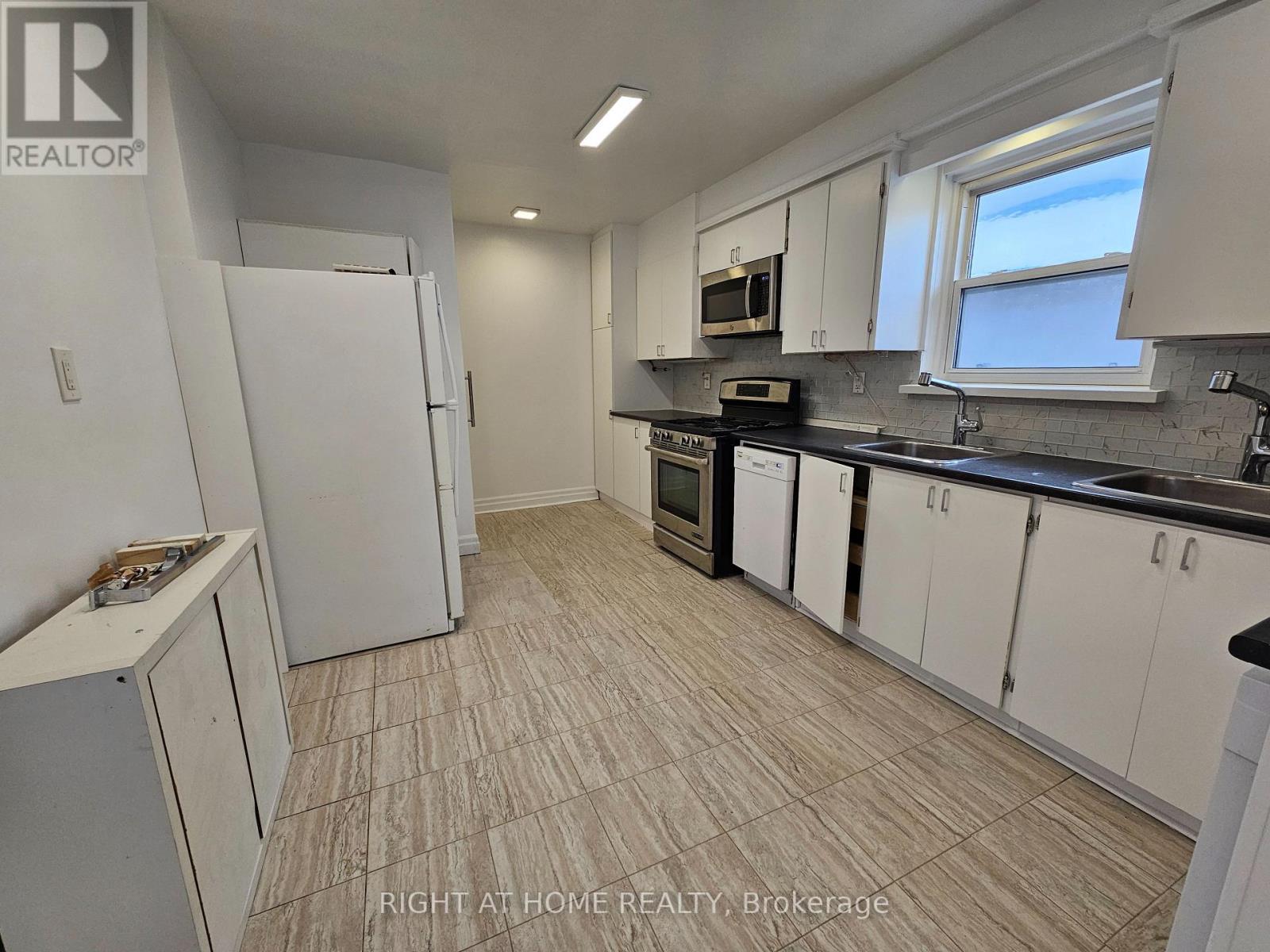 8 Roberta Drive, Toronto, Ontario  M6A 2J5 - Photo 10 - C12641844