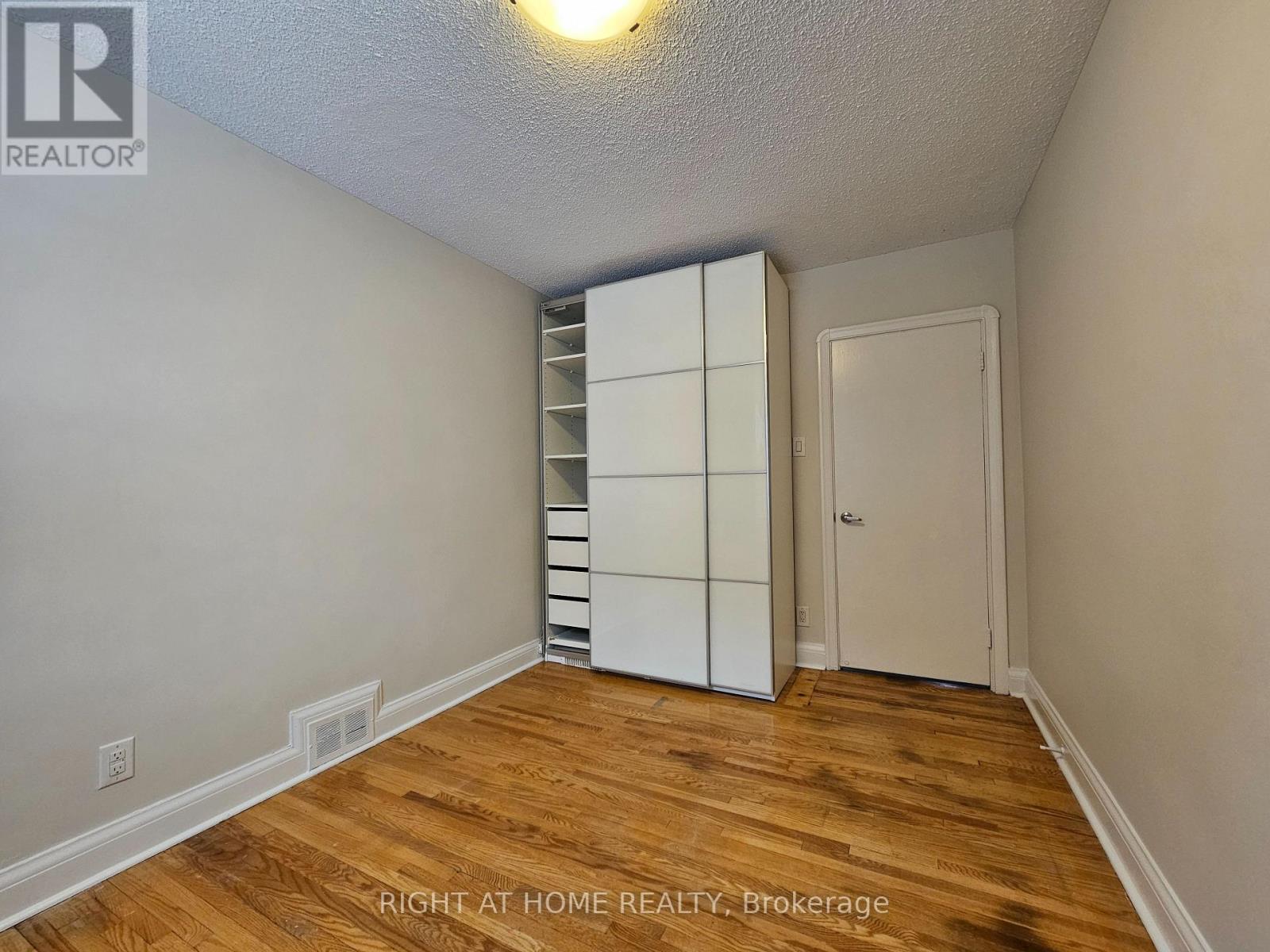 8 Roberta Drive, Toronto, Ontario  M6A 2J5 - Photo 17 - C12641844