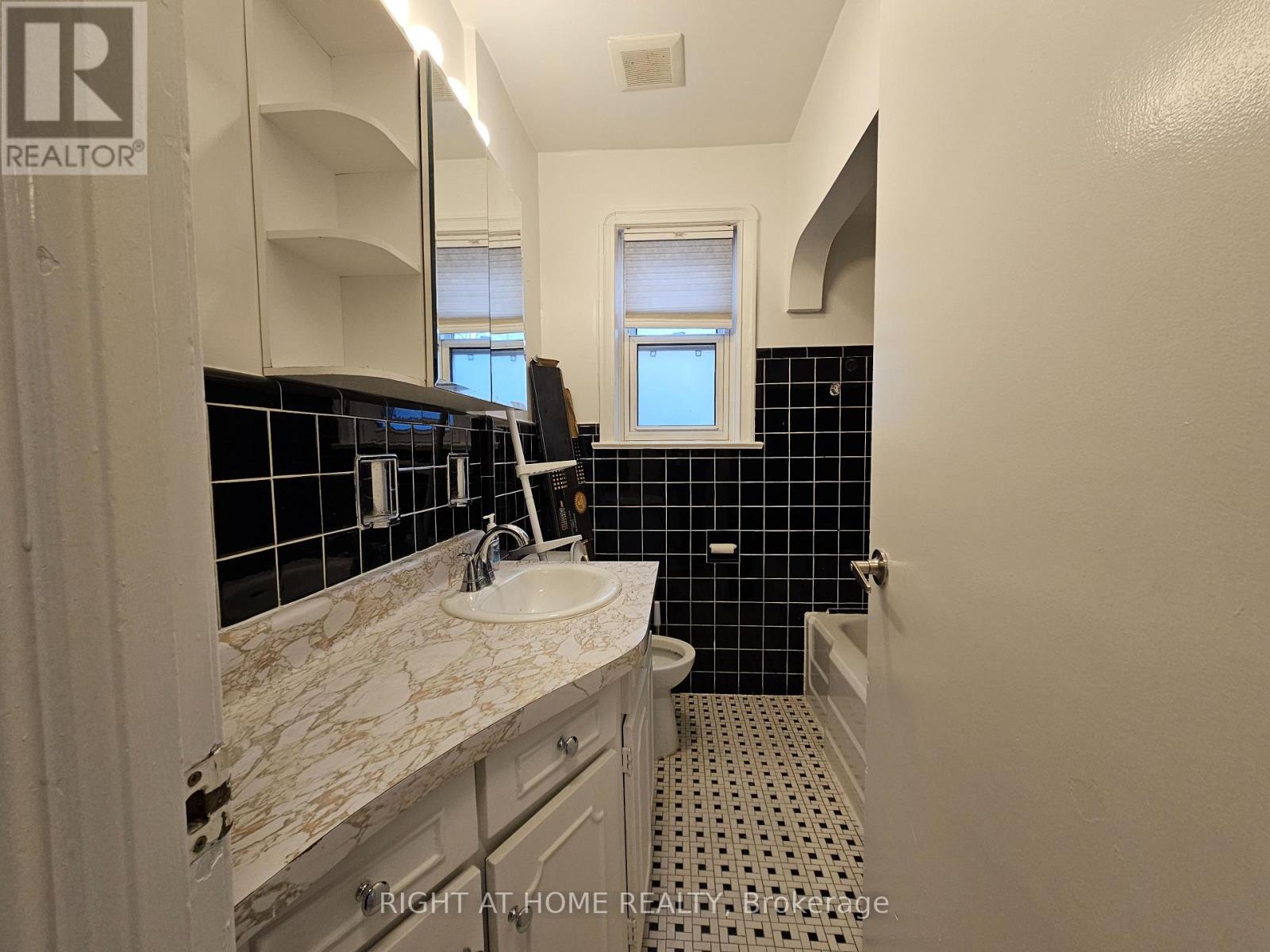 8 Roberta Drive, Toronto, Ontario  M6A 2J5 - Photo 18 - C12641844