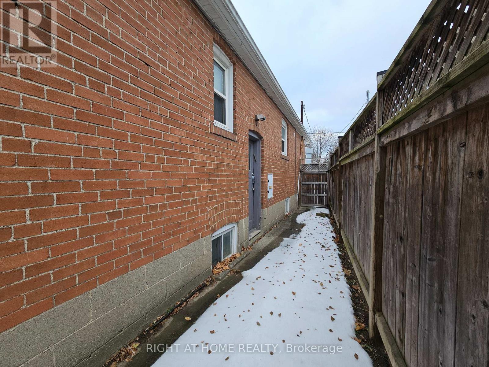 8 Roberta Drive, Toronto, Ontario  M6A 2J5 - Photo 24 - C12641844