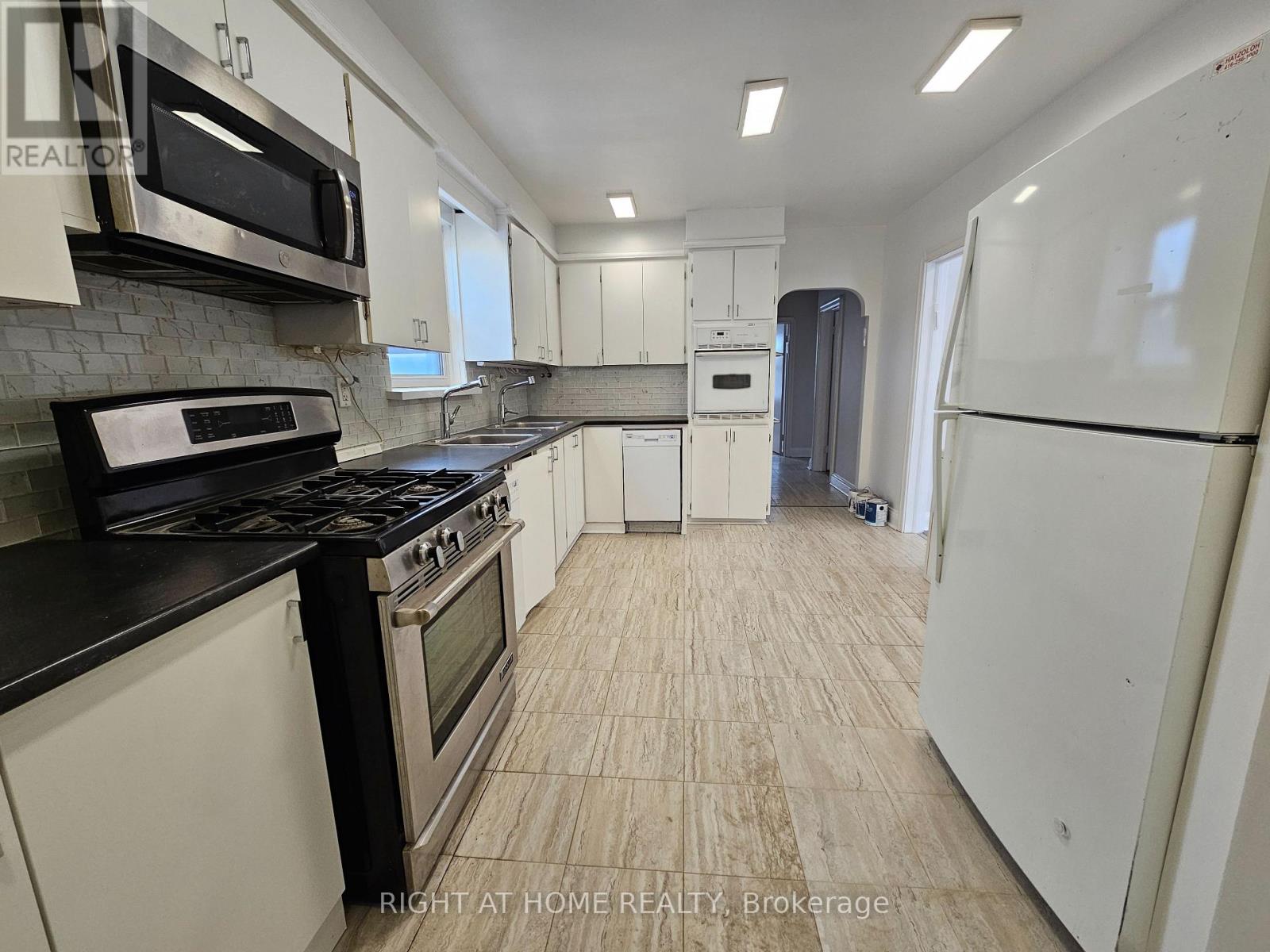 8 Roberta Drive, Toronto, Ontario  M6A 2J5 - Photo 9 - C12641844