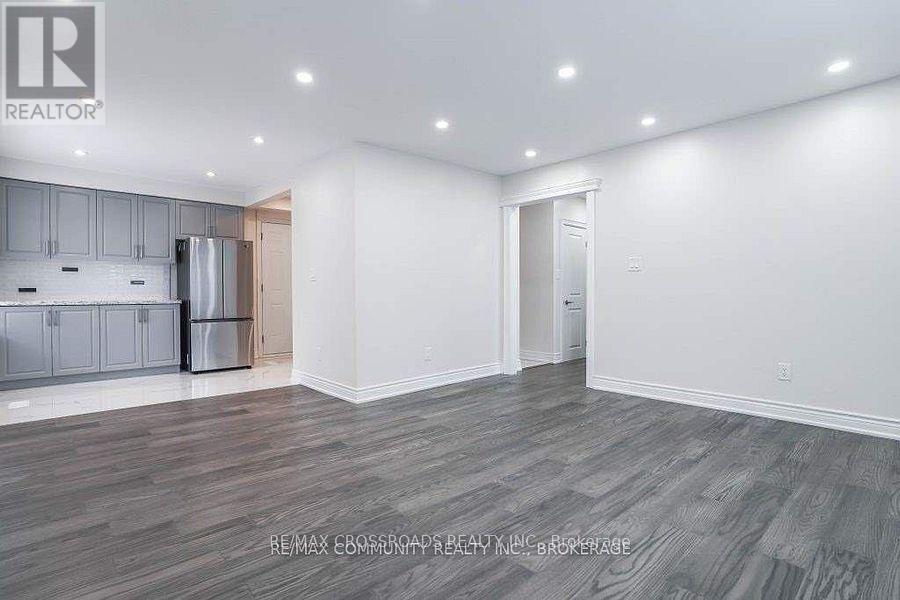 Main - 105 Brimorton Drive, Toronto, Ontario  M1P 3Z8 - Photo 4 - E12641806