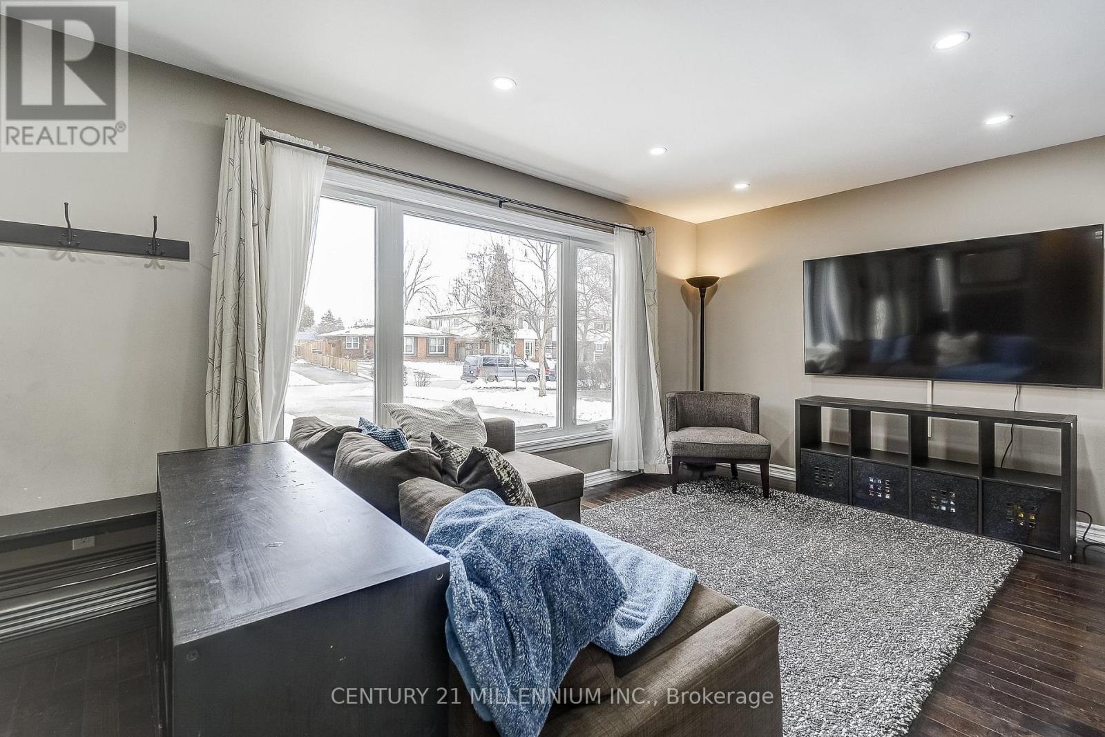 10 Evesham Crescent, Brampton, Ontario  L6T 3M3 - Photo 6 - W12641798