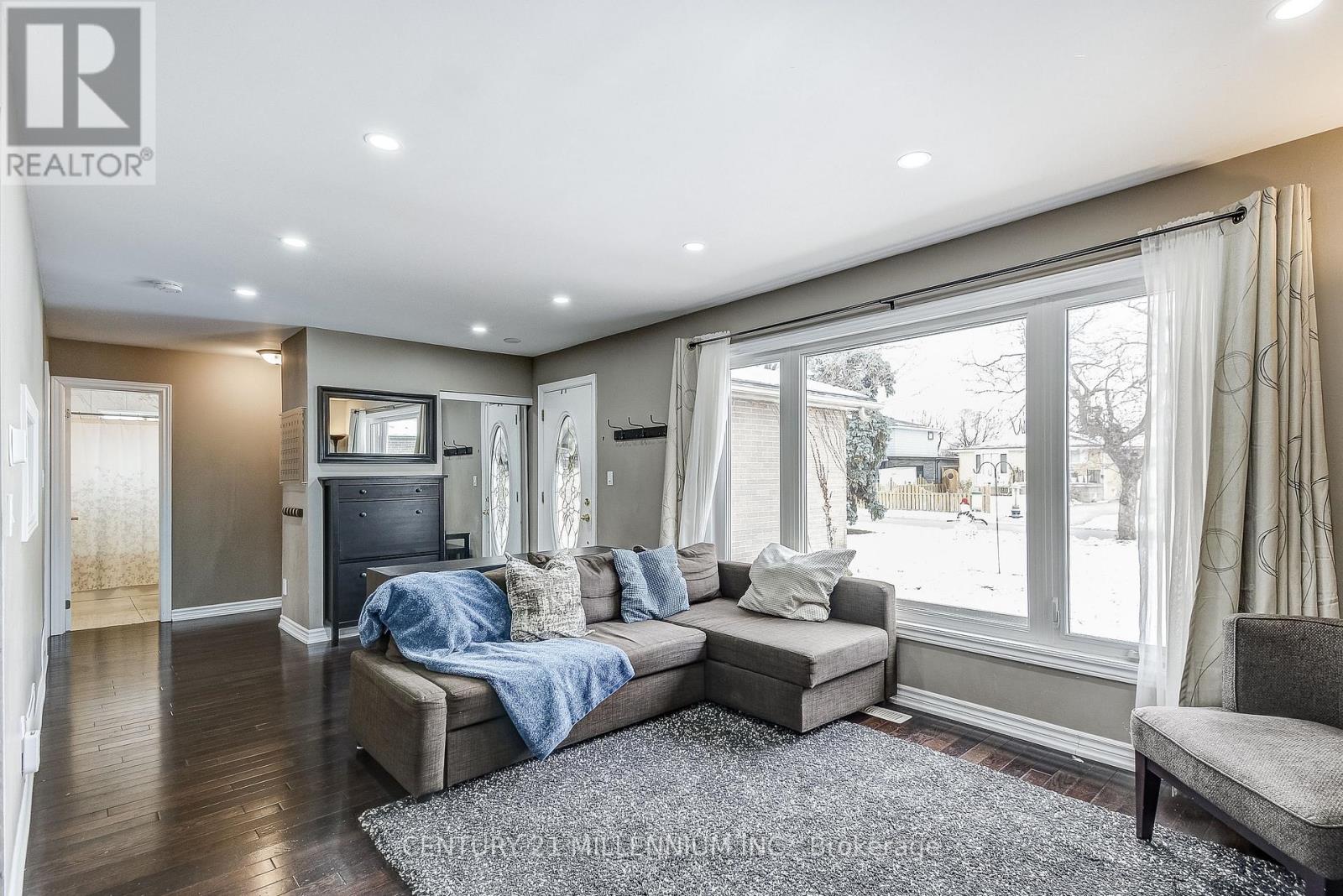 10 Evesham Crescent, Brampton, Ontario  L6T 3M3 - Photo 7 - W12641798