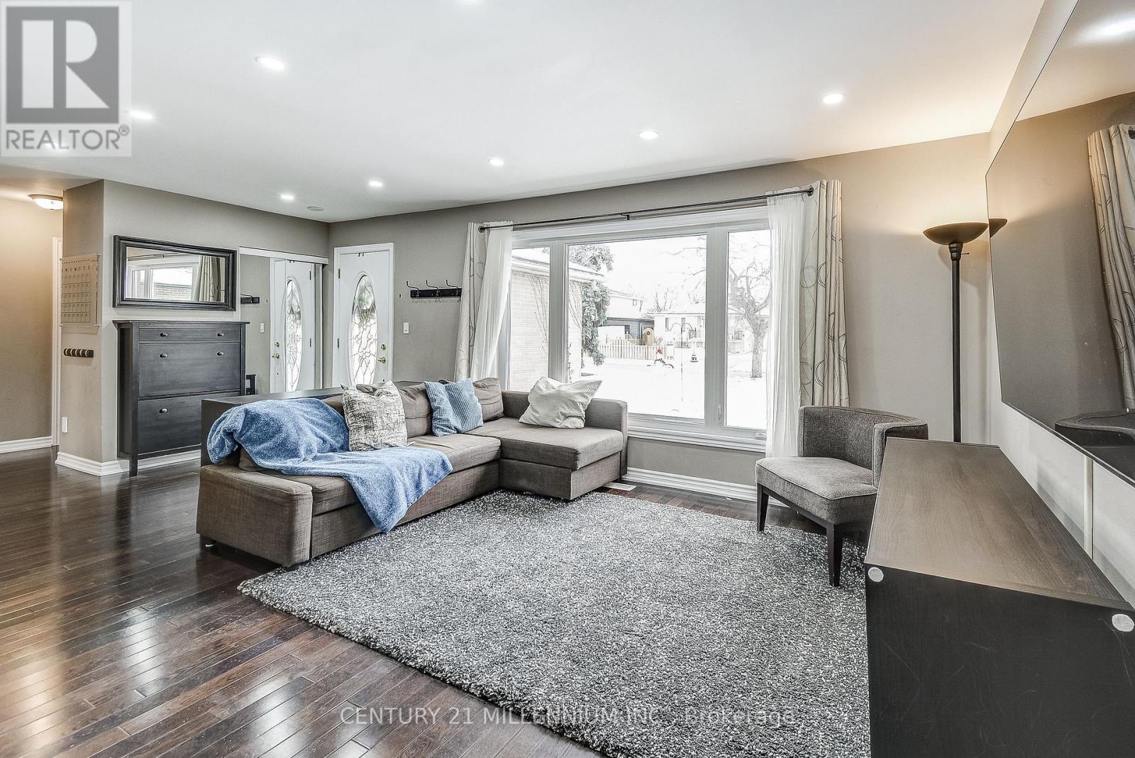 10 Evesham Crescent, Brampton, Ontario  L6T 3M3 - Photo 8 - W12641798