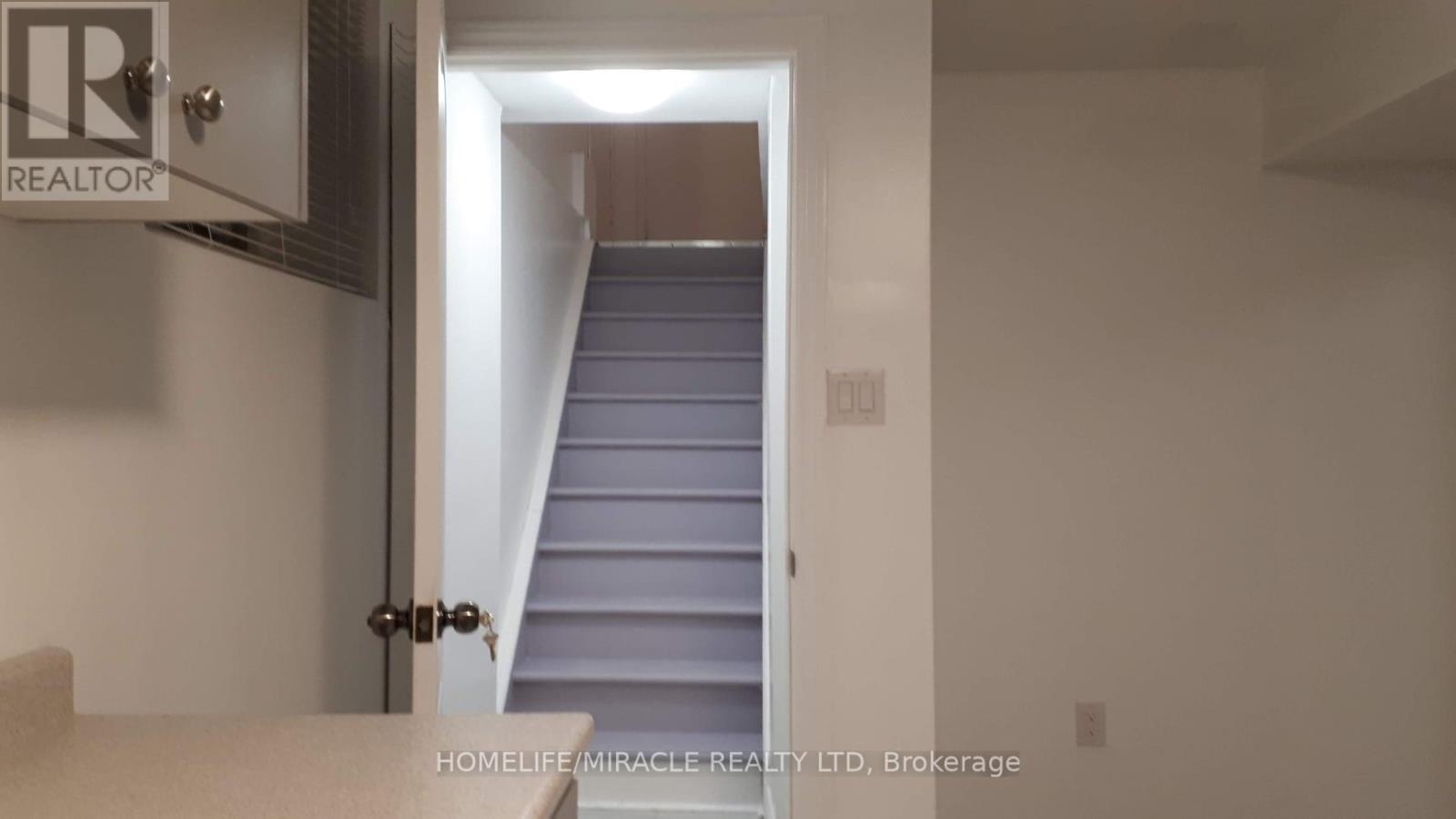 65 Canarvan Court, Brampton, Ontario  L6Y 4N1 - Photo 2 - W12641846