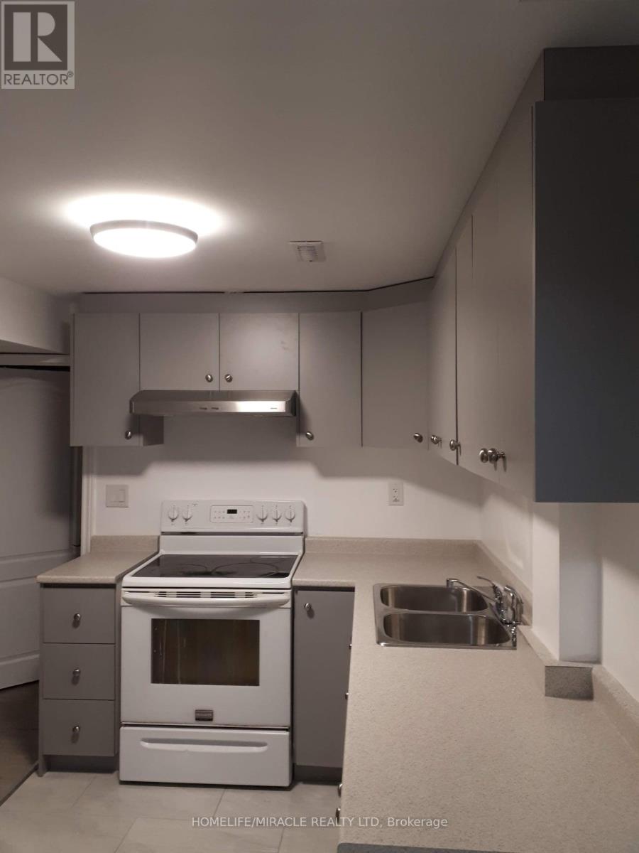 65 Canarvan Court, Brampton, Ontario  L6Y 4N1 - Photo 3 - W12641846