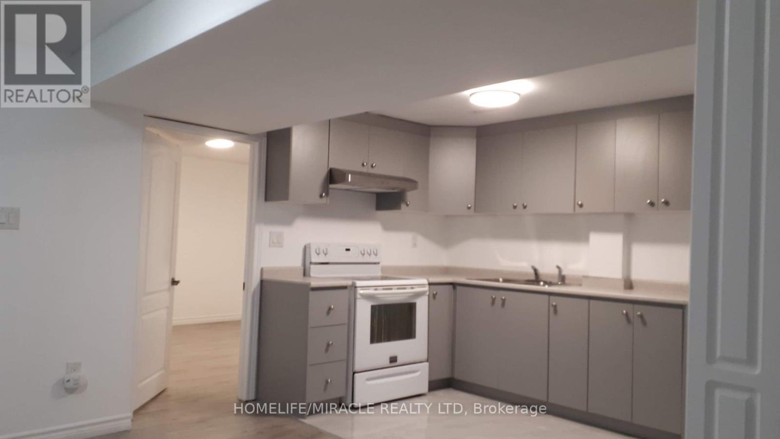 65 Canarvan Court, Brampton, Ontario  L6Y 4N1 - Photo 4 - W12641846