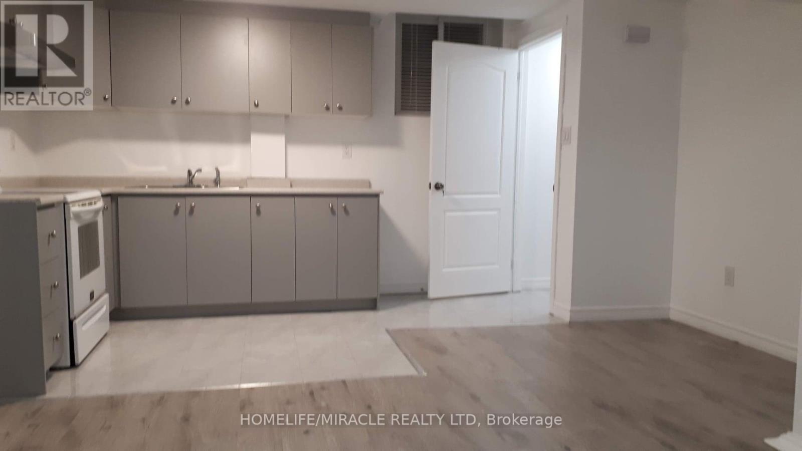 65 Canarvan Court, Brampton, Ontario  L6Y 4N1 - Photo 6 - W12641846