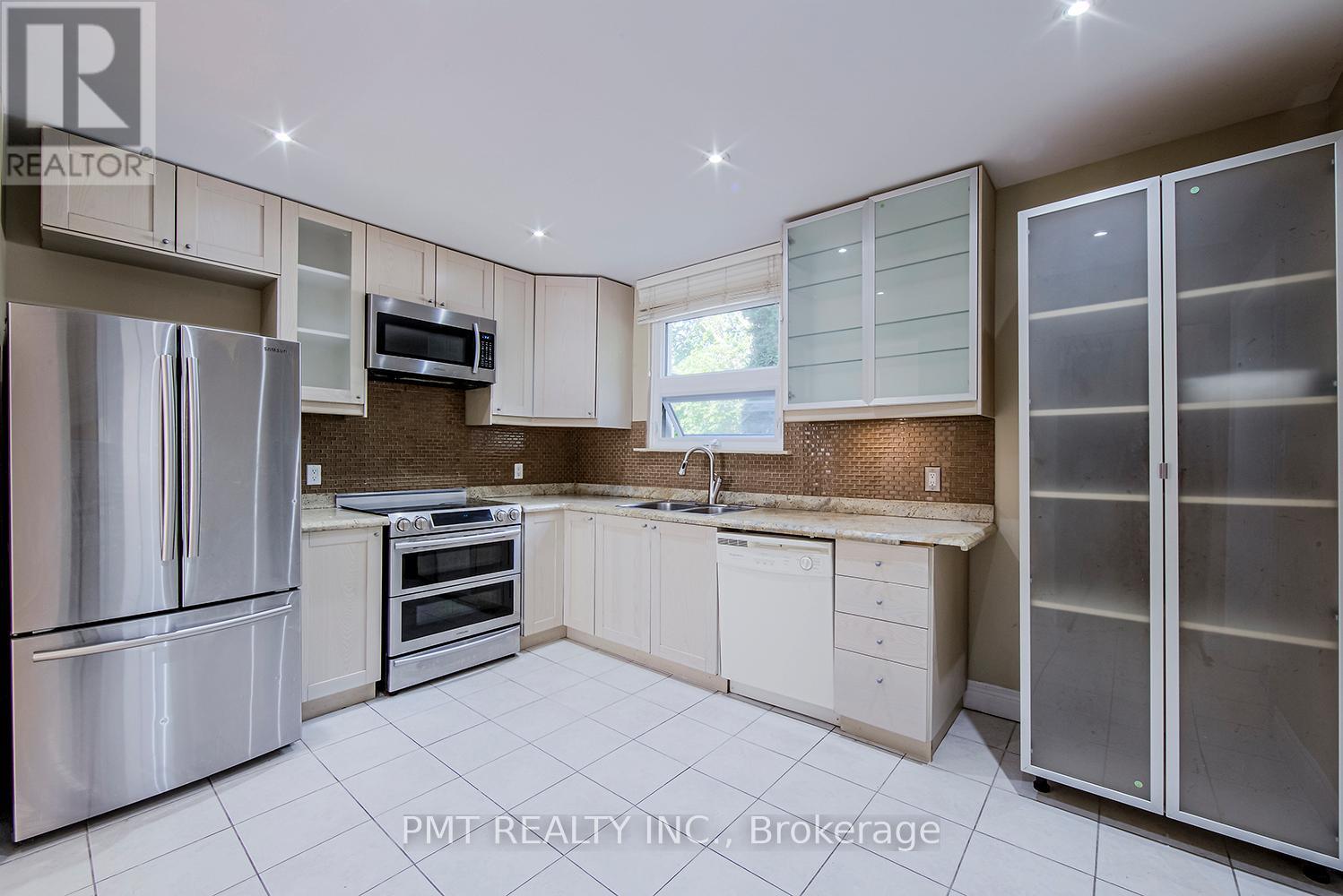 Main - 39 Windermere Avenue, Toronto, Ontario  M6S 3J3 - Photo 10 - W12641848