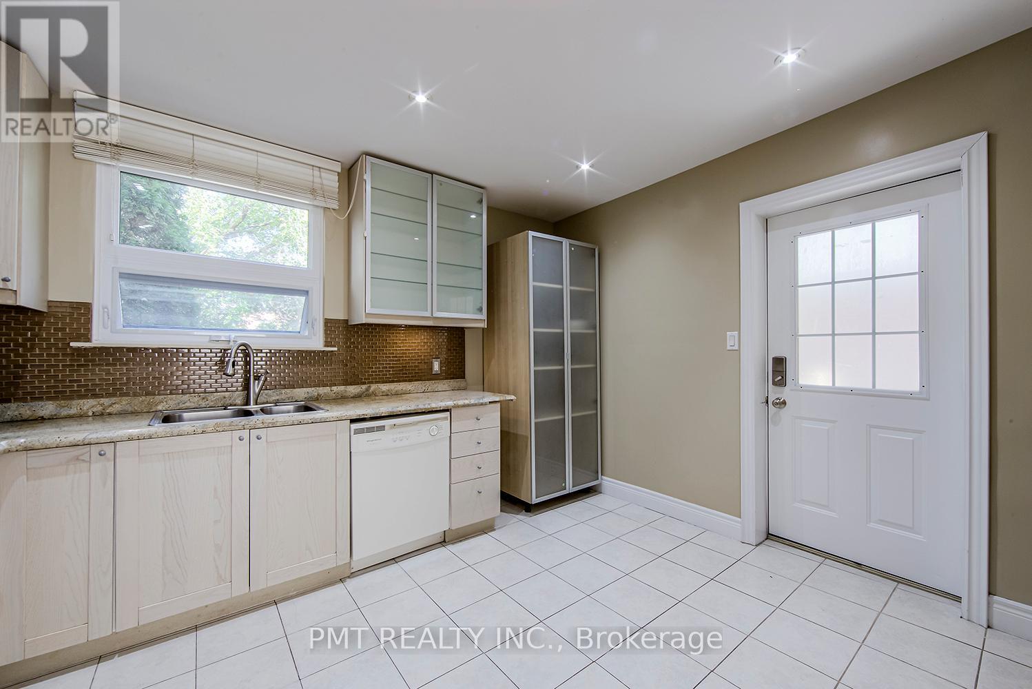 Main - 39 Windermere Avenue, Toronto, Ontario  M6S 3J3 - Photo 9 - W12641848