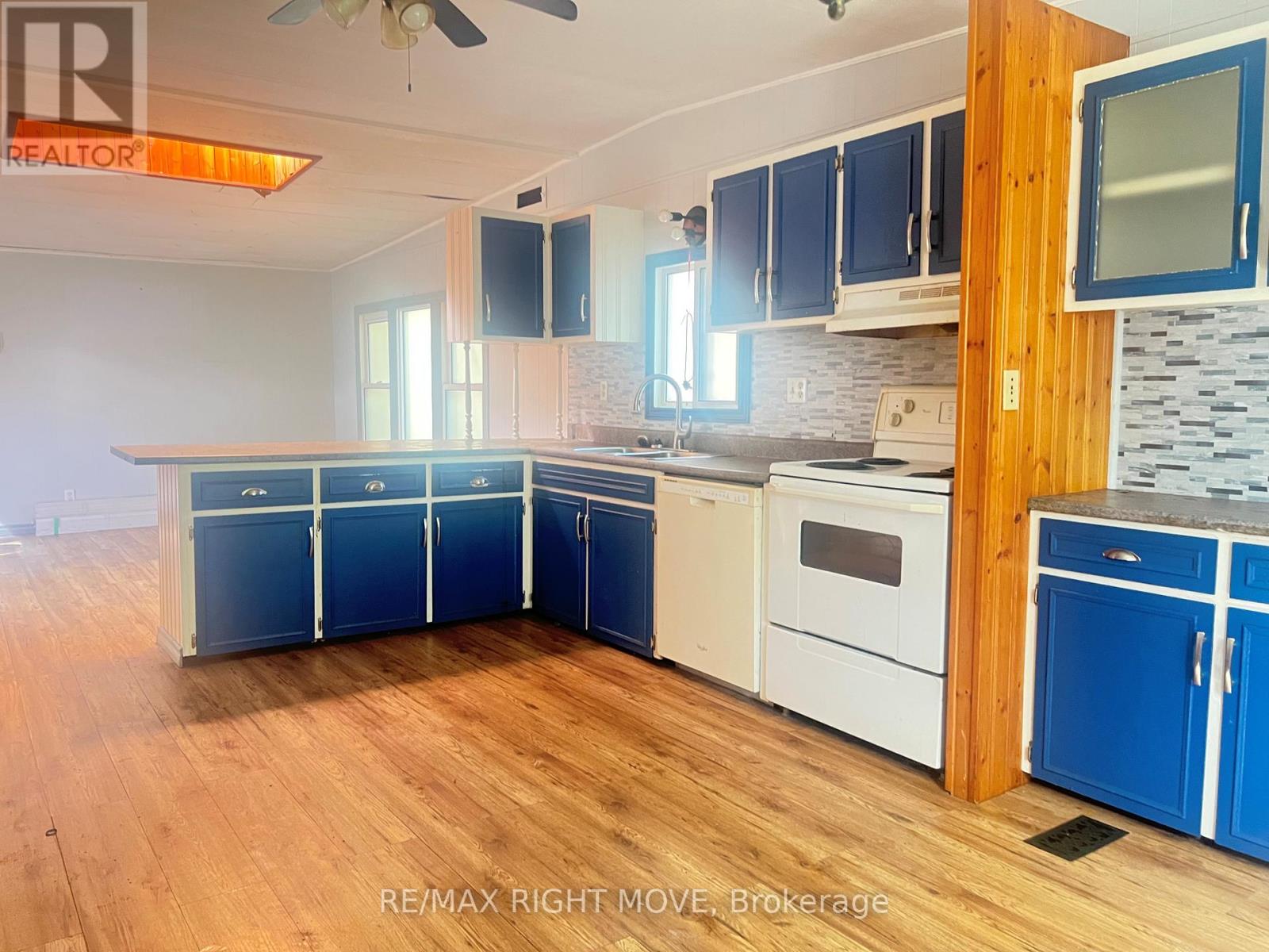 1052 4 Seasons Road, Gravenhurst, Ontario  P0E 1N0 - Photo 11 - X12641804