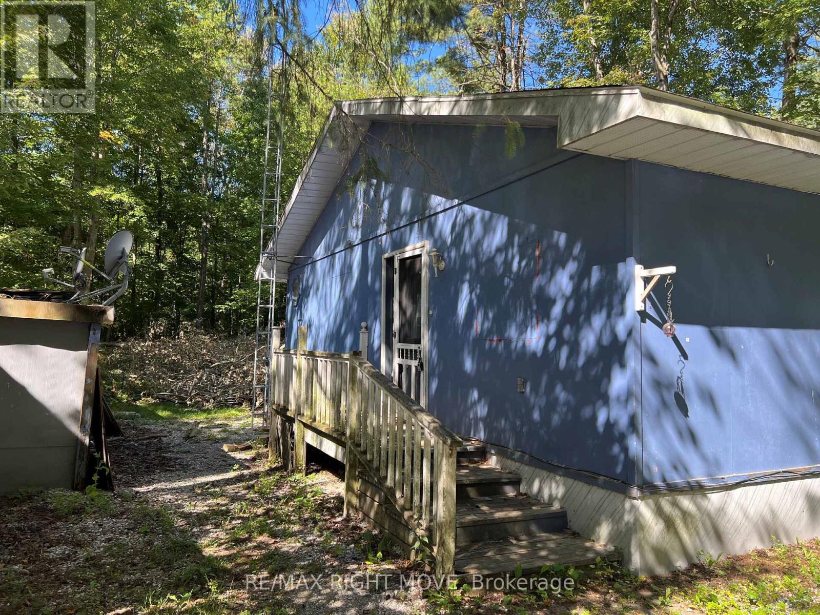 1052 4 Seasons Road, Gravenhurst, Ontario  P0E 1N0 - Photo 2 - X12641804